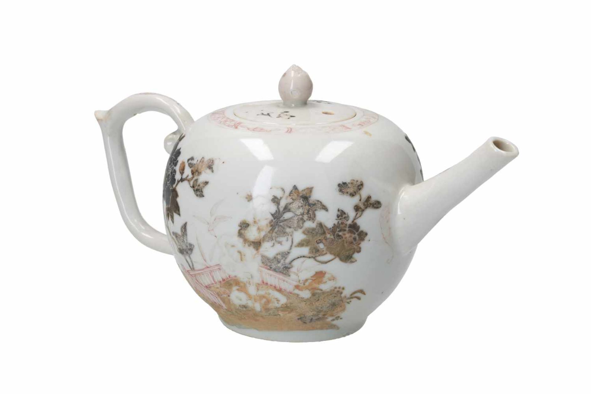 A polychrome and encre de Chine porcelain teapot, decorated with a terrace and flowers. Unmarked. - Bild 4 aus 7