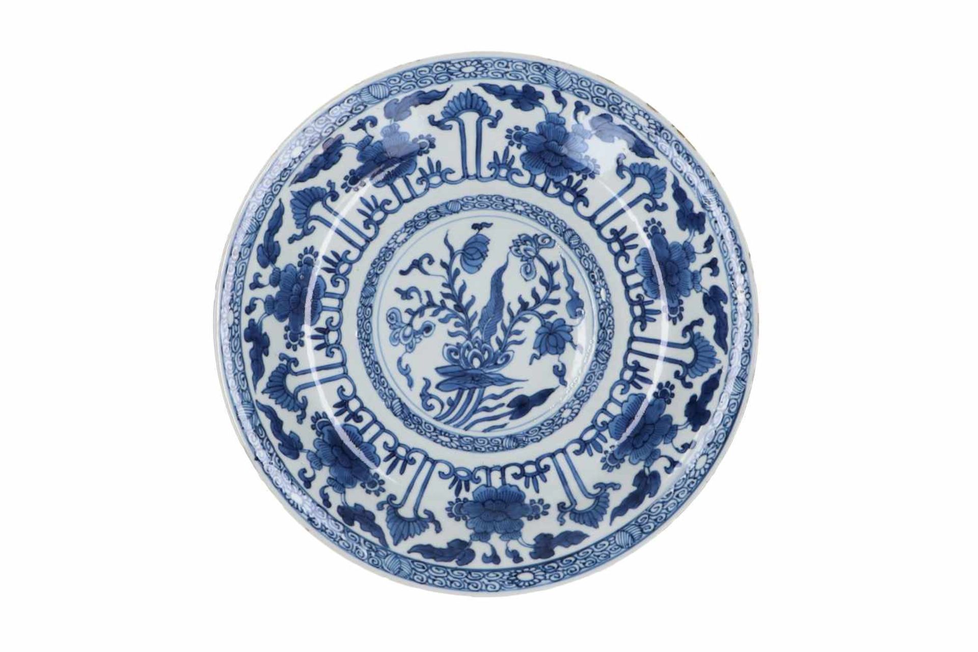 A blue and white porcelain charger with scalloped rim, decorated with flowers. Marked with 6- - Bild 3 aus 11