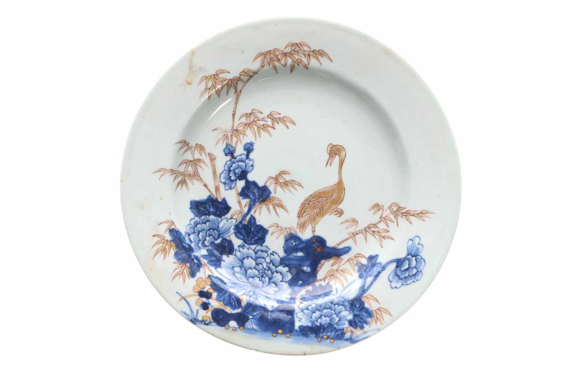 A set of four blue and white porcelain dishes with gilded decor of flowers and a crane. Unmarked. - Bild 4 aus 6