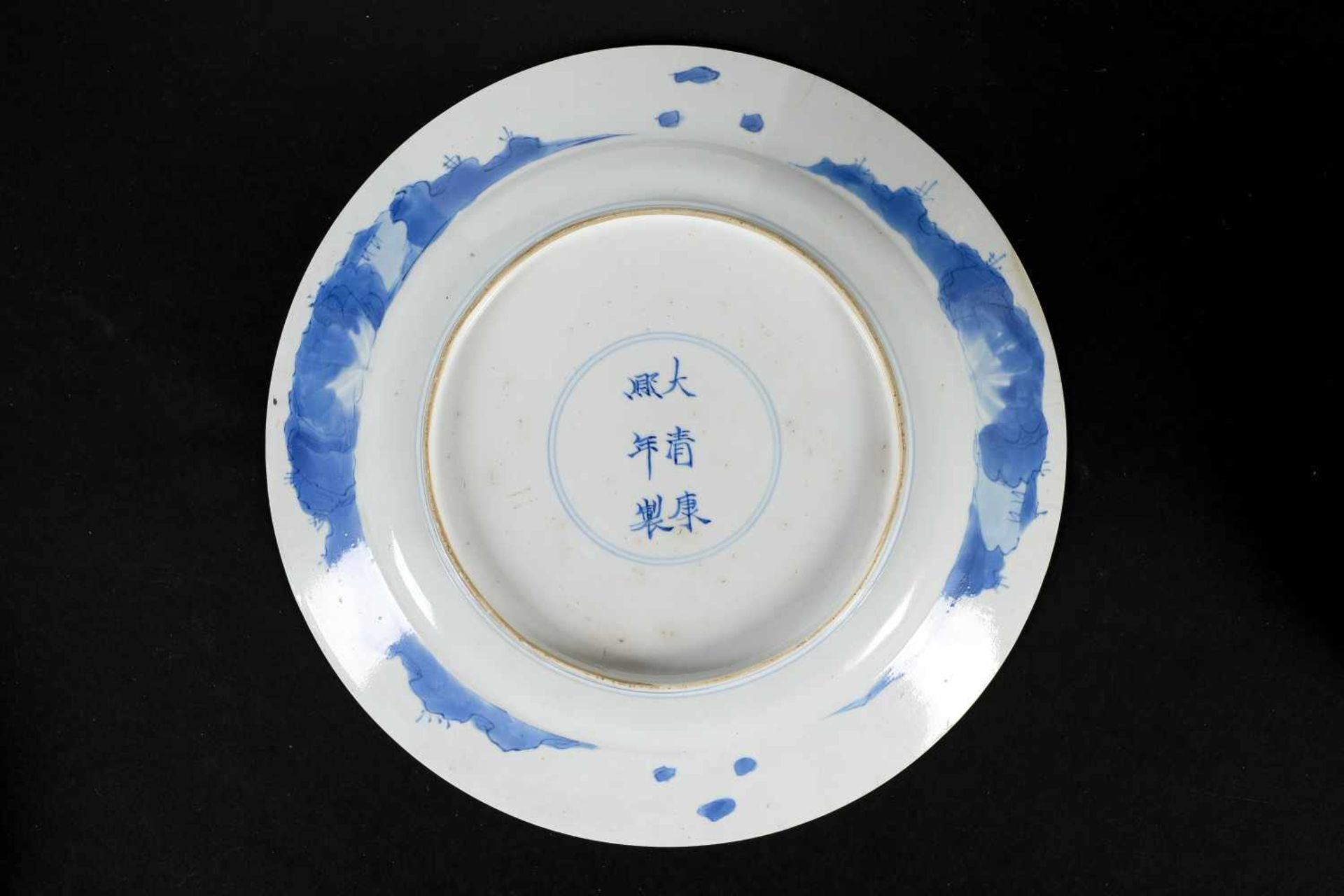 A pair of blue and white porcelain dishes, decorated with figures on a terrace and censers. Marked - Bild 5 aus 7