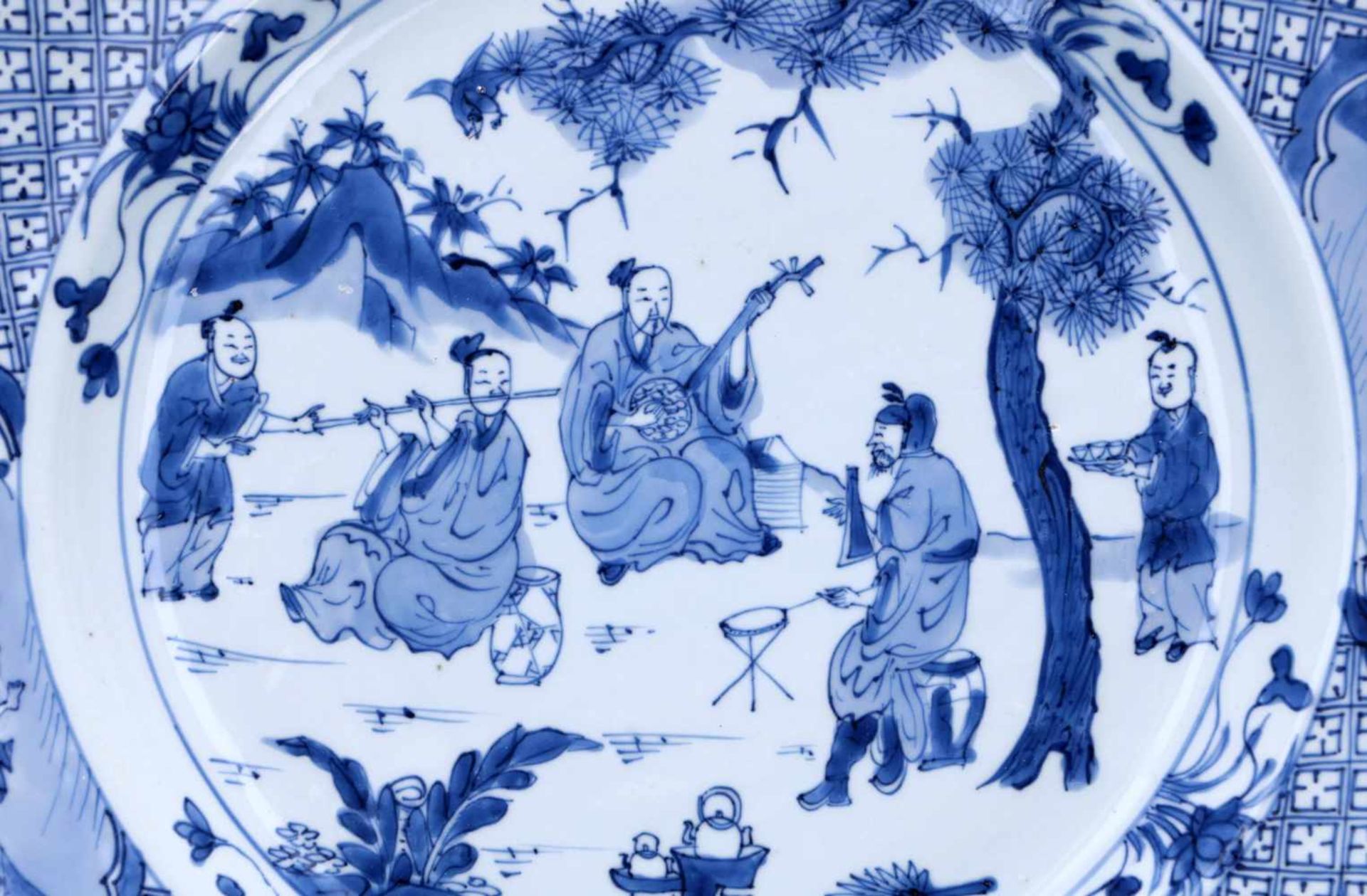 A blue and white porcelain charger, decorated with Taoist musicians and their servants in a - Bild 4 aus 4