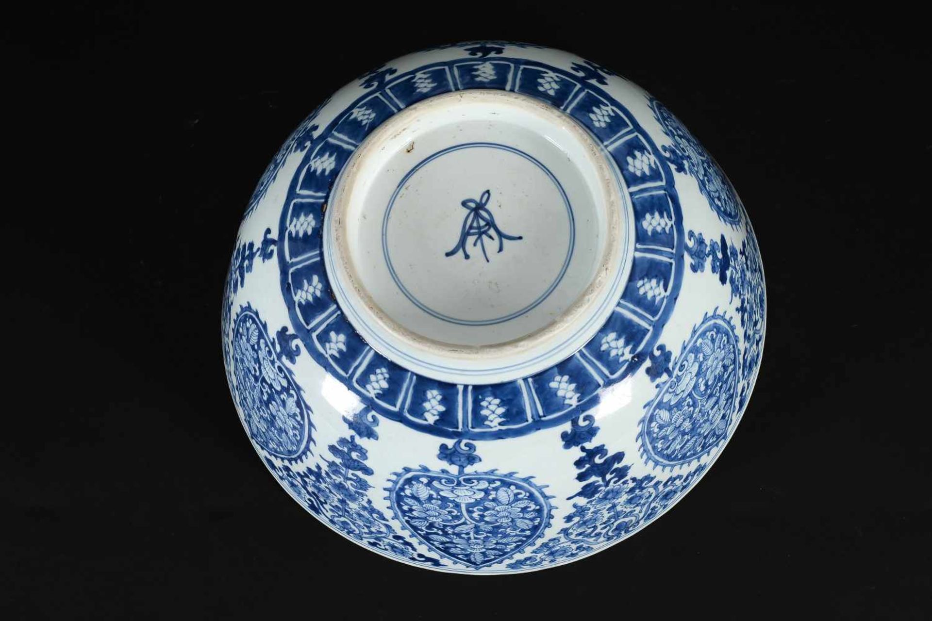 A blue and white porcelain bowl, decorated with flowers. Marked with symbol. China, Kangxi. - Image 8 of 8