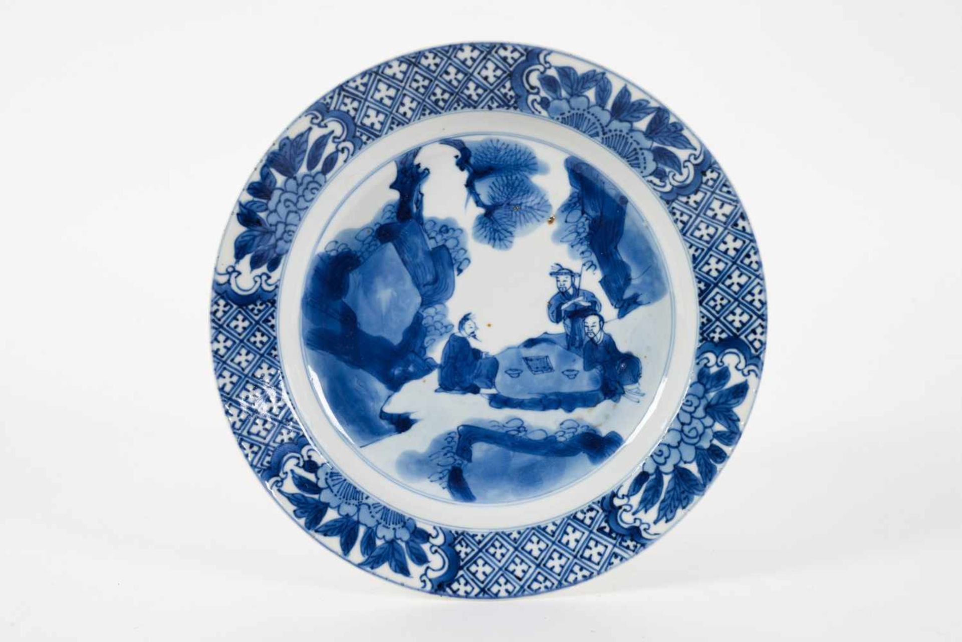 Two blue and white porcelain dishes, decorated with figures in a garden. Marked with 4-character - Bild 4 aus 11