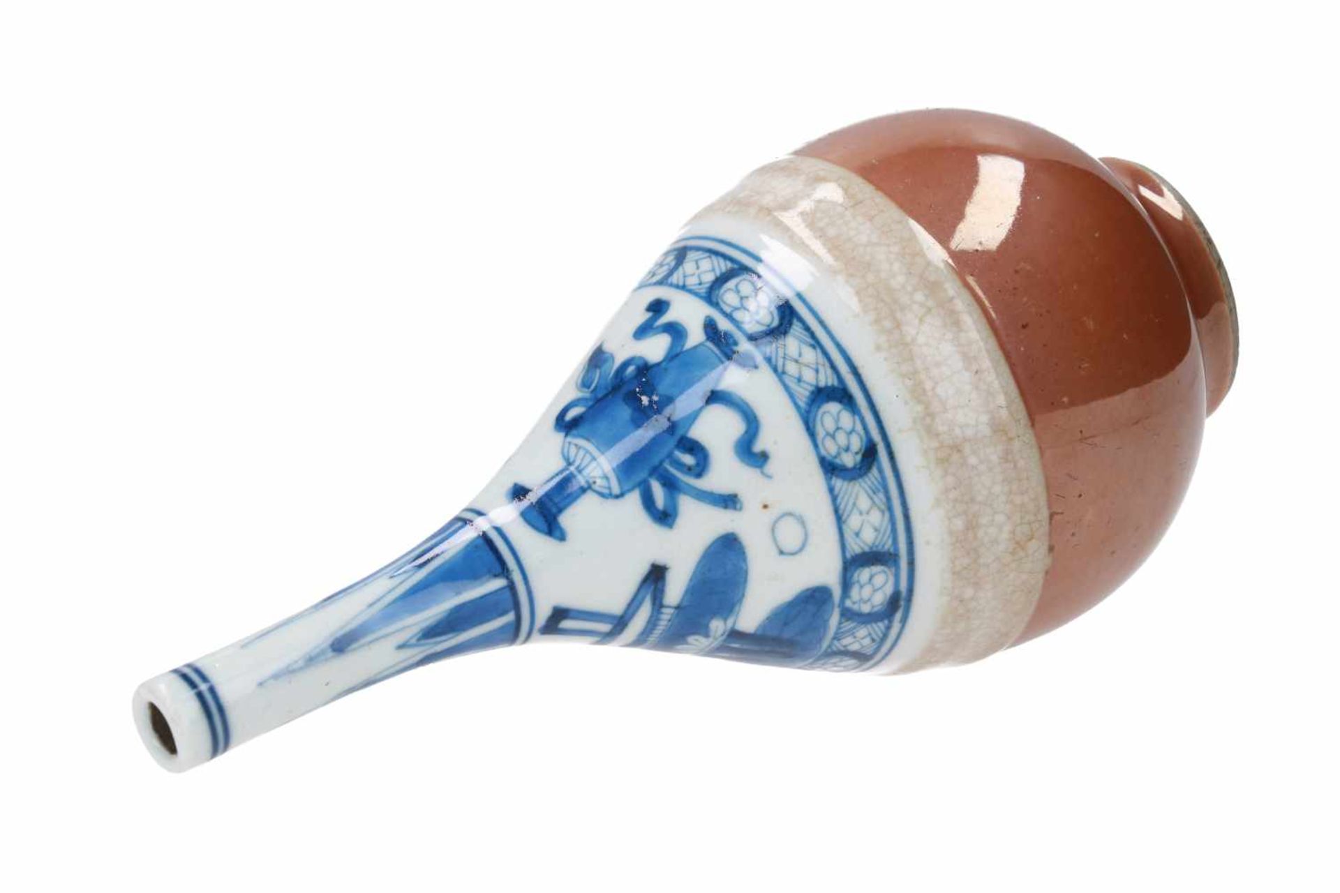 A blue and white porcelain sprinkler vase, decorated with antiquities. The lower part with gold - Bild 6 aus 6