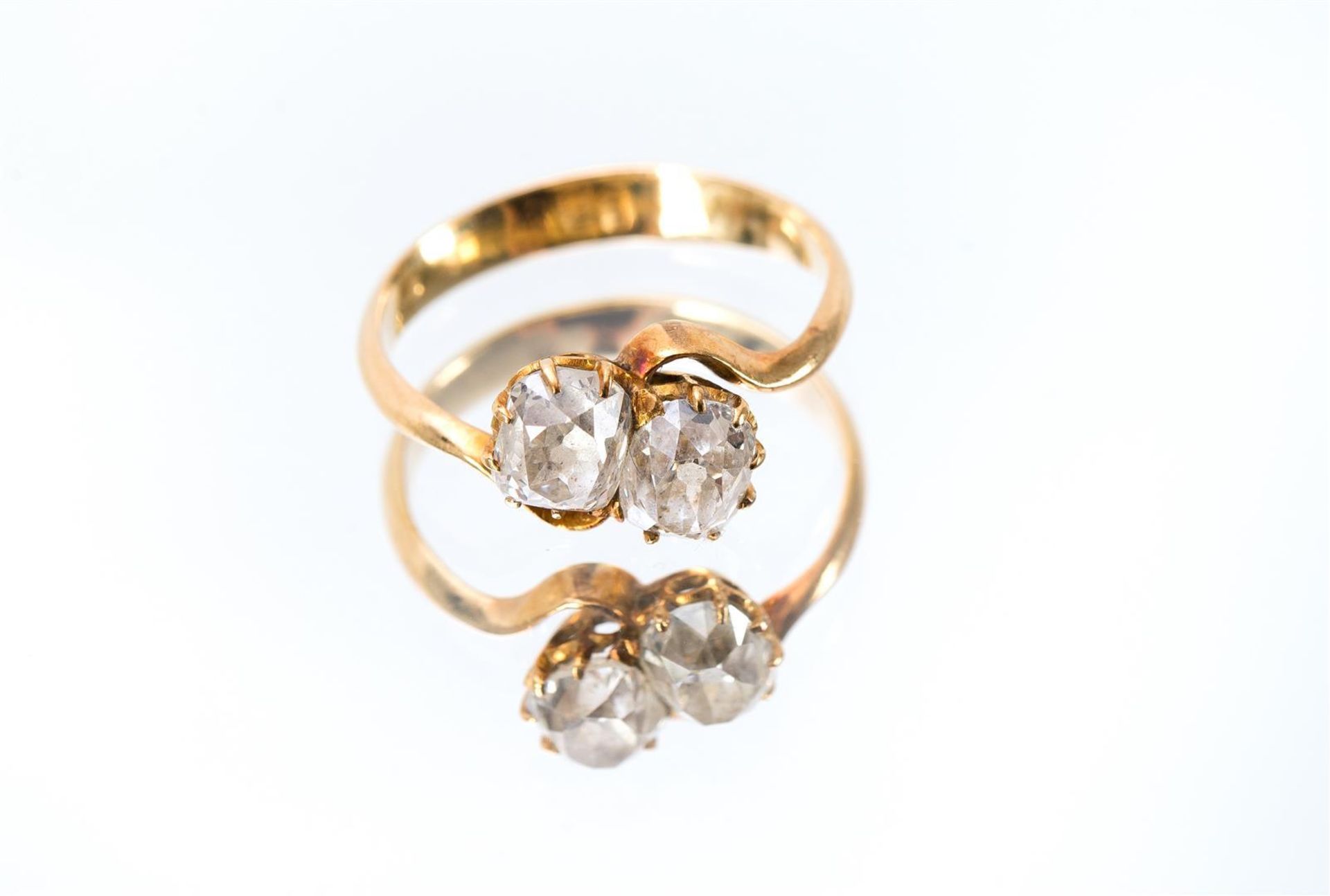 A 14-kt golden ring set with two diamonds of approx. 0.36 ct. each. Size 52 and 5-3/4. Total weight - Bild 4 aus 5