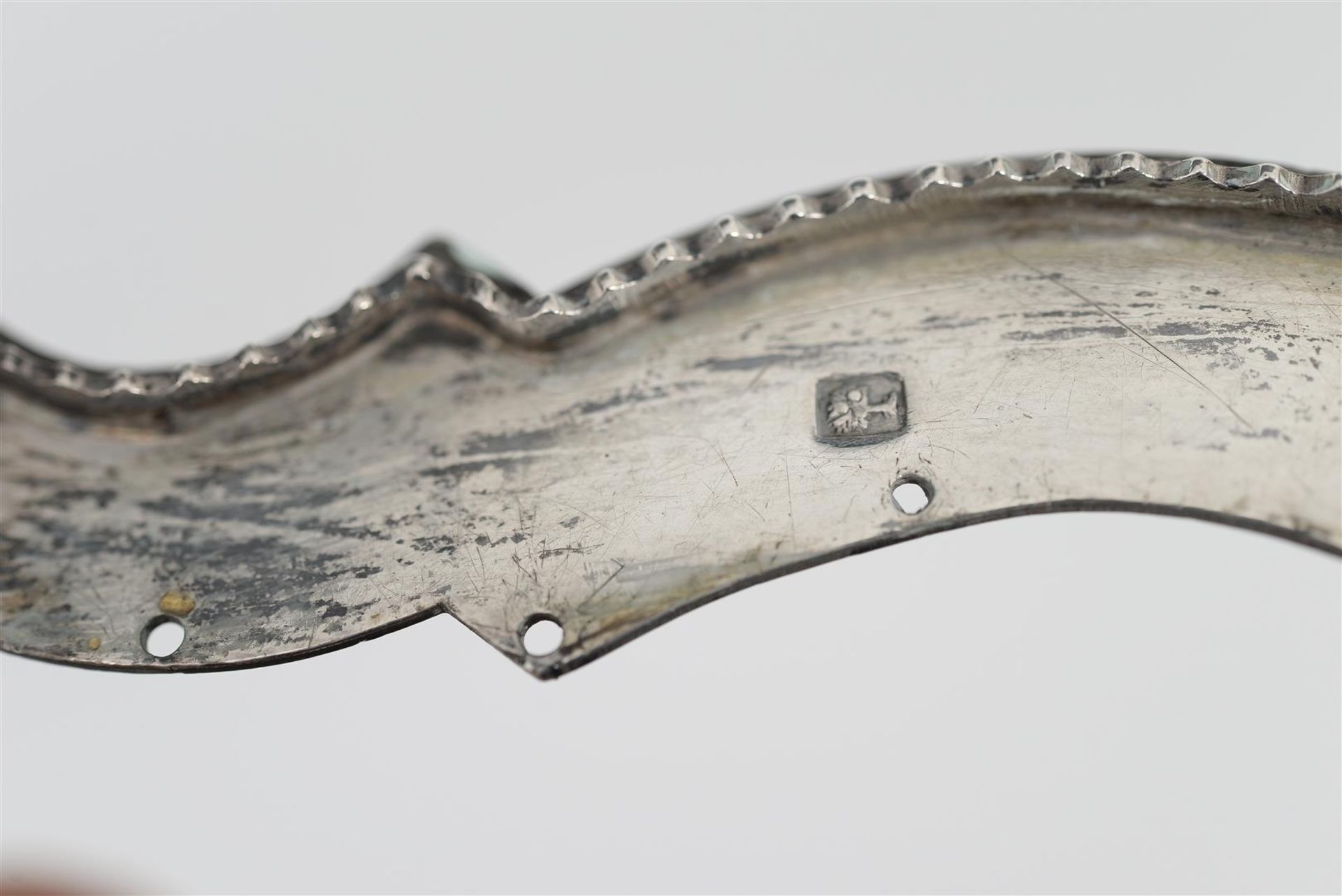 A silver bag handle. The ring is mounted on a twisted shell shape. Louis XVI. Jan Oranje. Middelburg - Image 5 of 5