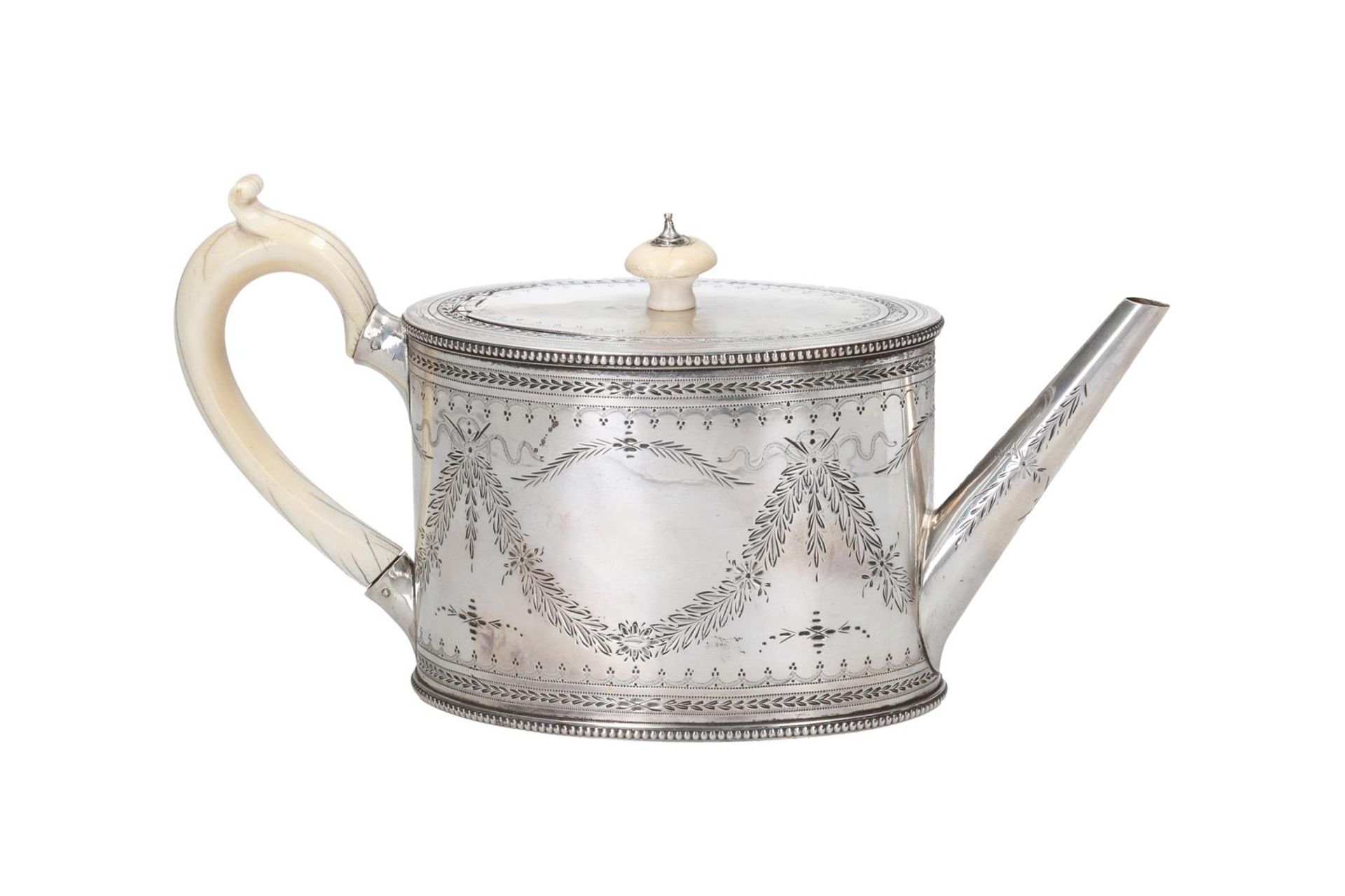 An oval first grade silver teapot with ivory handle and knob. With engraving of garlands. England, 1 - Bild 2 aus 4