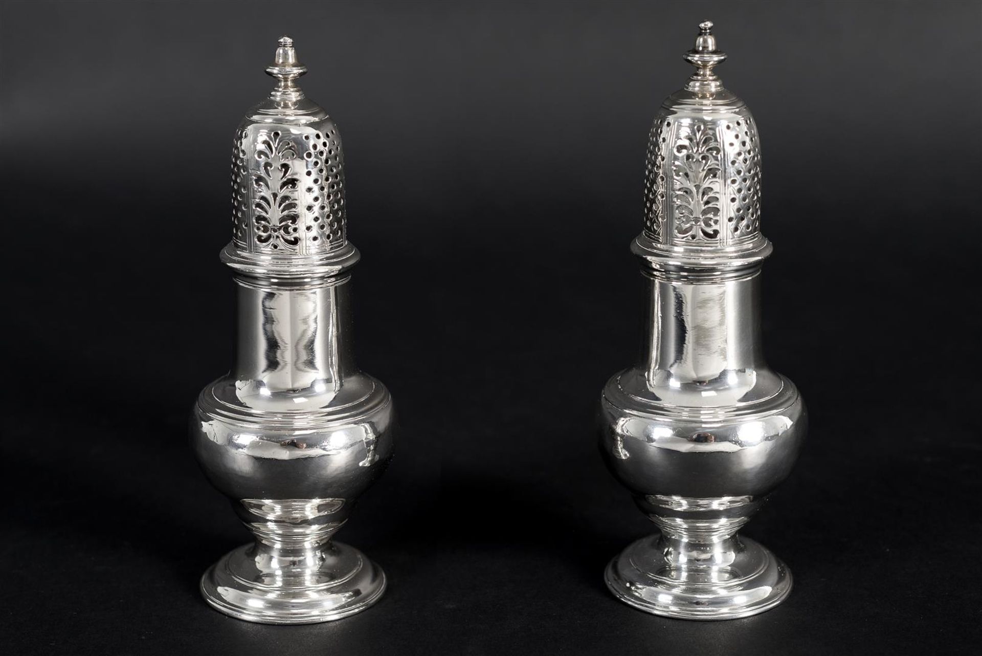 A pair of first grade silver sprinklers. Samuel Wood. London, 1749. Total weight approx. 357 g. - Bild 2 aus 6