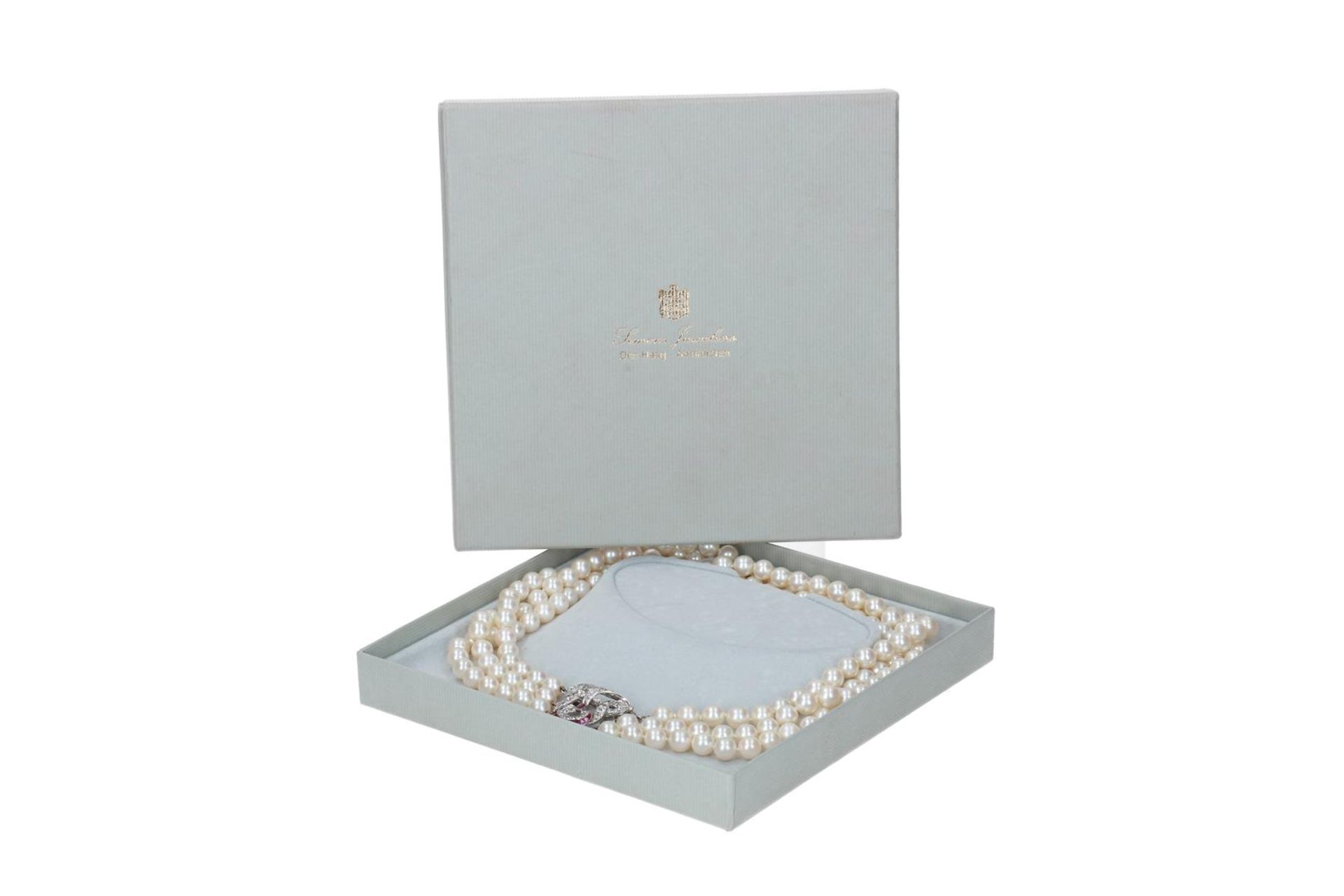 A three-strand cultured pearl necklace with an openwork 14-kt white golden clasp, set with 40 diamon - Bild 2 aus 6