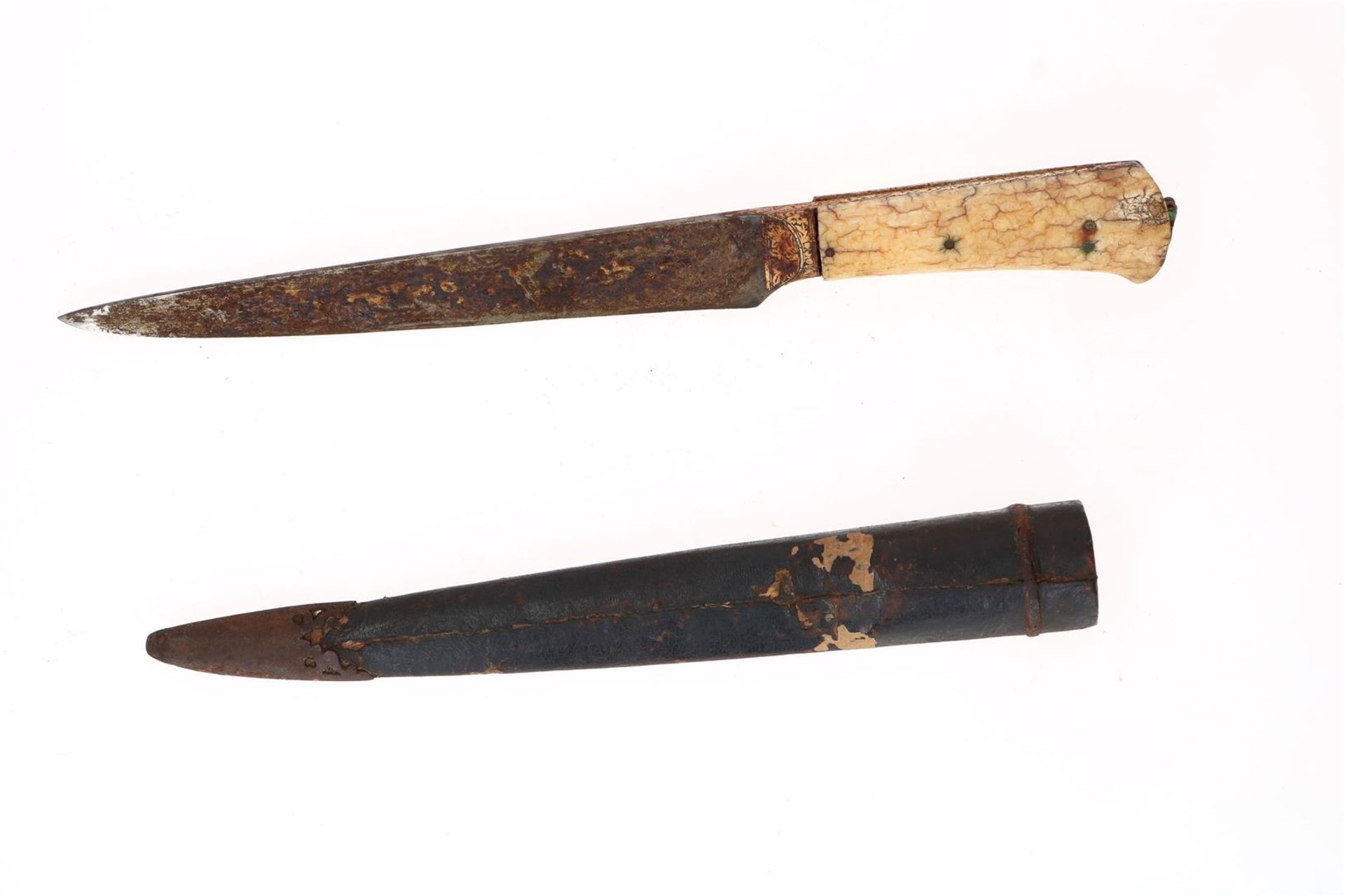 Lot of four diverse daggers, including Kadjar. The handles i.a. with ivory, gilding and jade. Three - Bild 12 aus 21