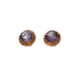A pair of 18-kt golden filigrain cocktail earrings set with a round-cut amethyst. Diam. 1.7 cm. Tota