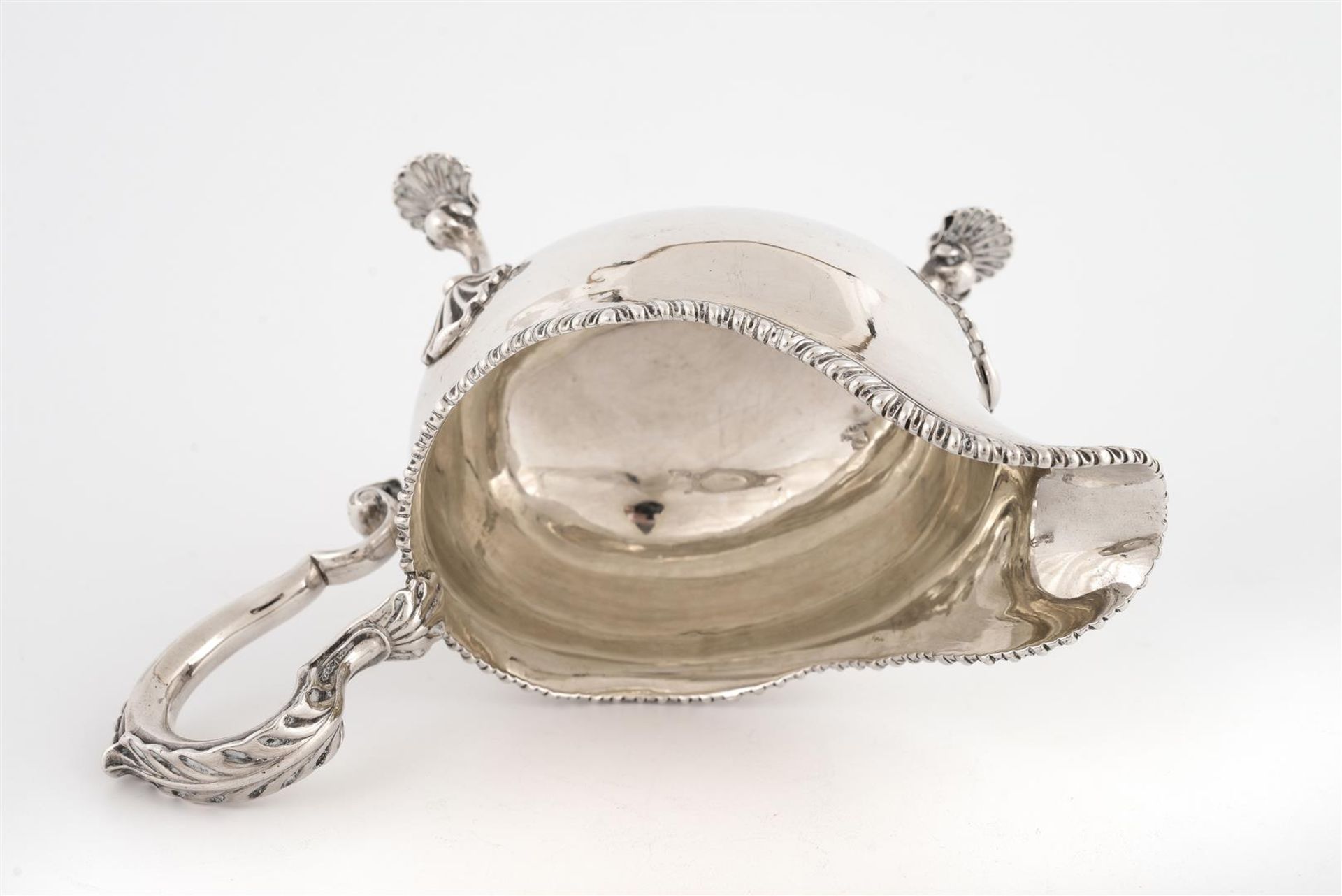 A pair of first grade silver sauce boats on three rocaille feet. London, 1765. Total weight approx. - Bild 6 aus 6