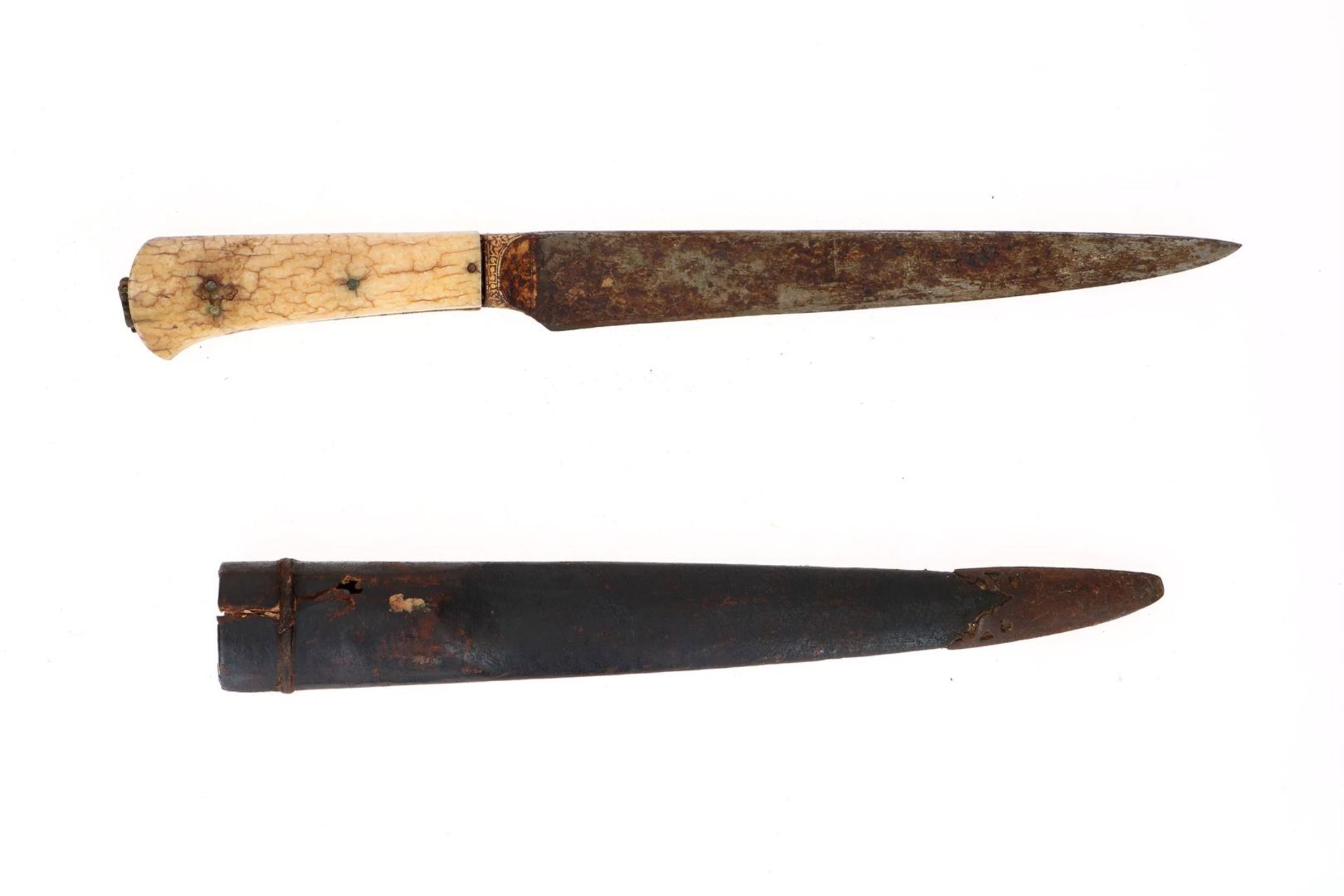 Lot of four diverse daggers, including Kadjar. The handles i.a. with ivory, gilding and jade. Three - Bild 13 aus 21