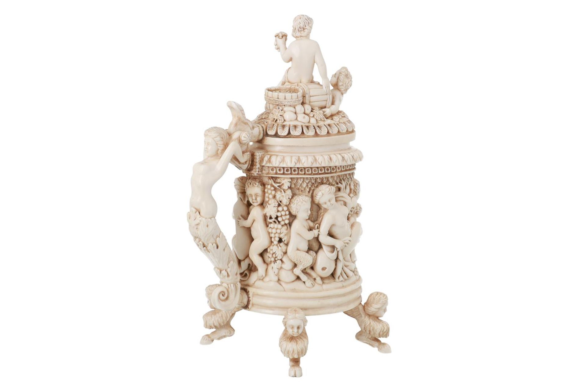 A carved ivory beaker with lid, decorated with putti. France, Dieppe, 19th century. - Bild 3 aus 5