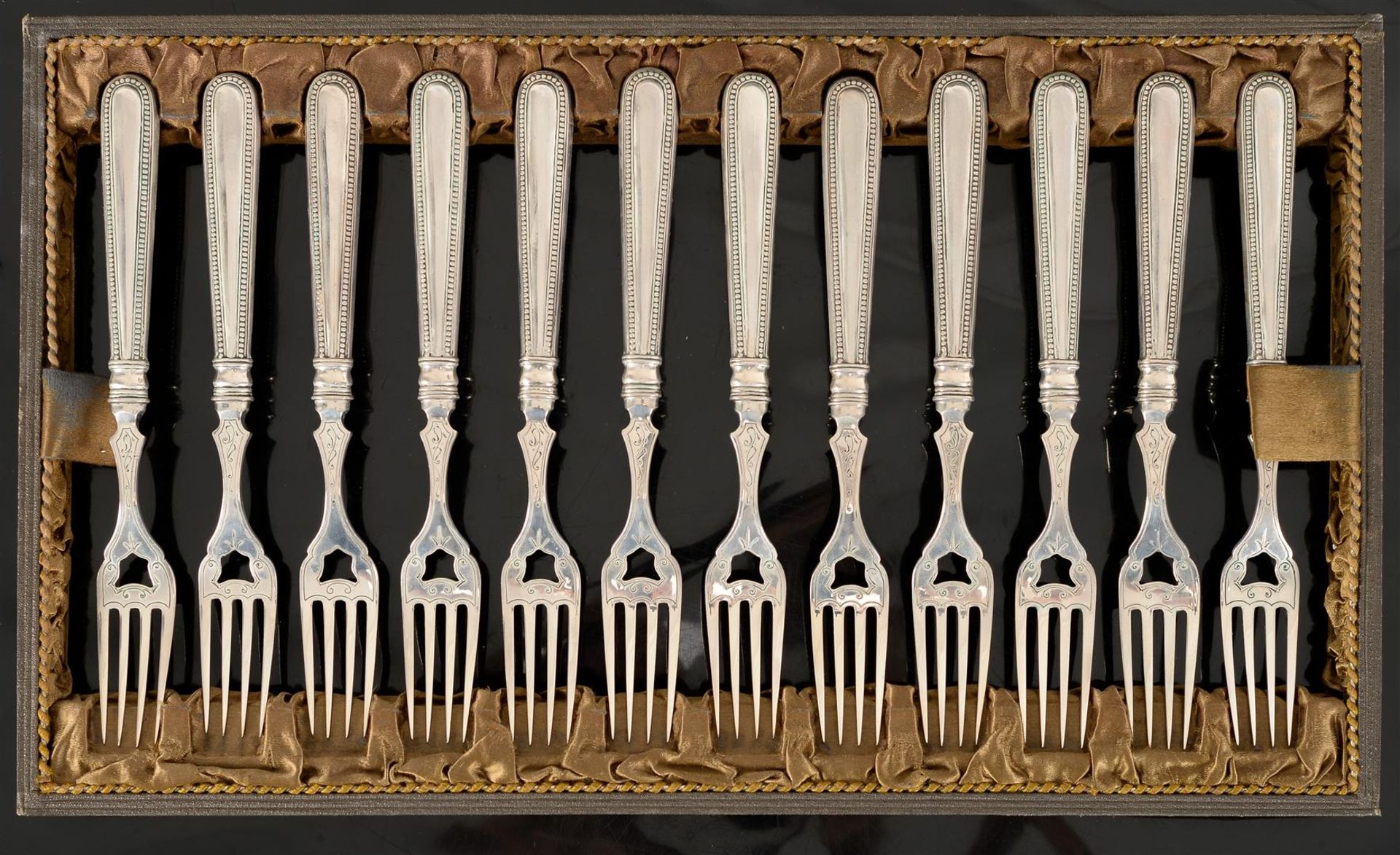 A set of twelve second grade silver fish forks and knives. Van Kempen, Voorschoten, 1891. Total weig - Bild 5 aus 7