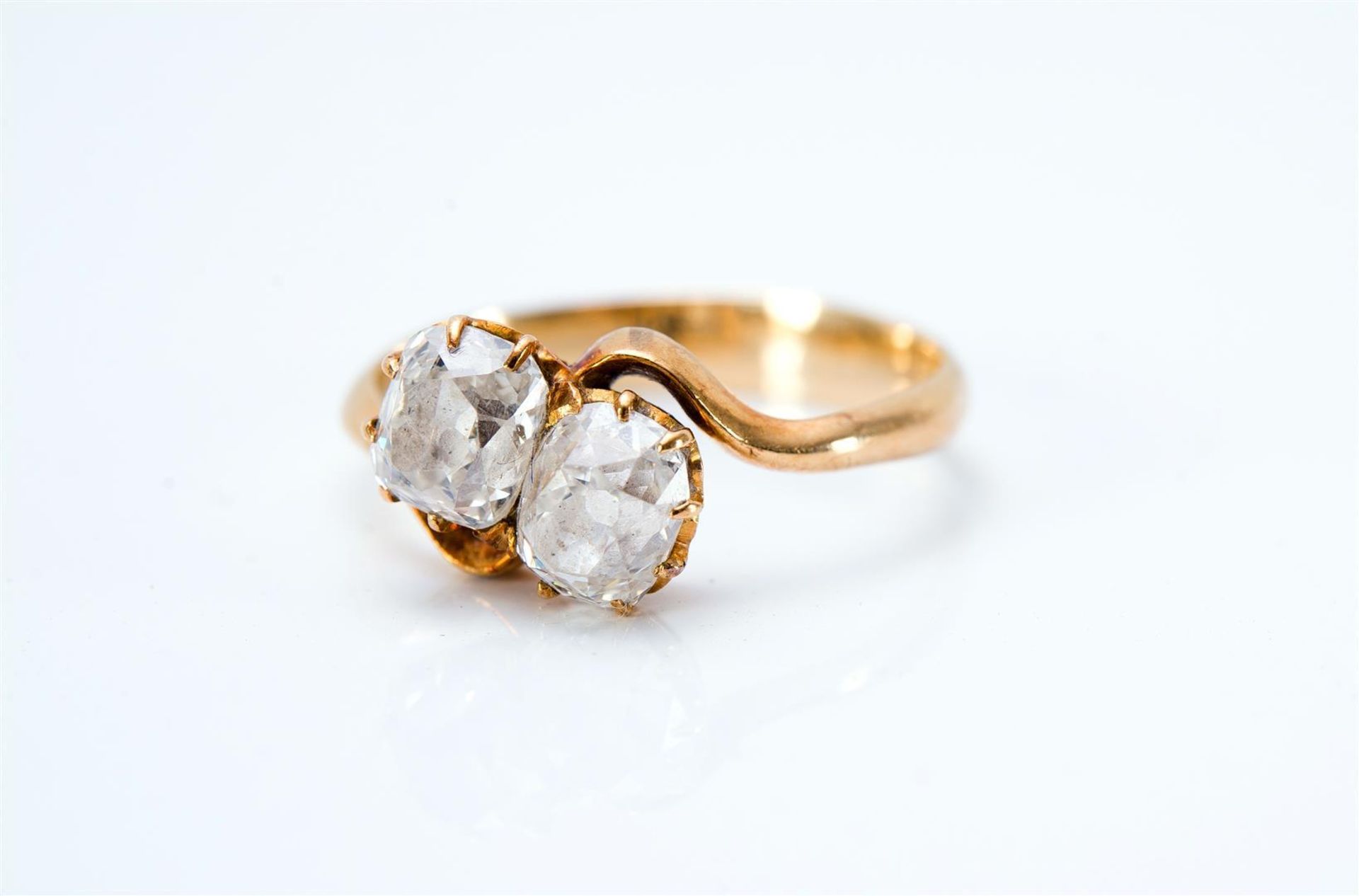A 14-kt golden ring set with two diamonds of approx. 0.36 ct. each. Size 52 and 5-3/4. Total weight - Bild 5 aus 5