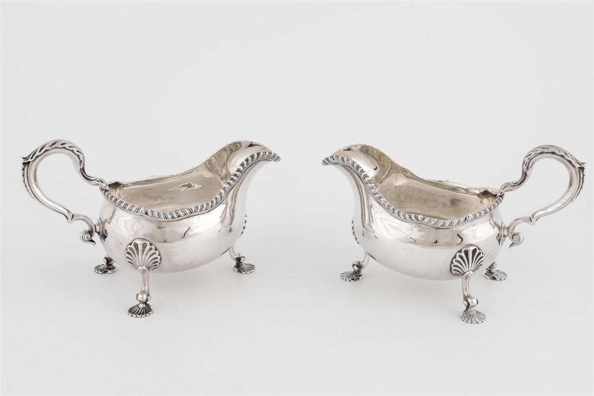 A pair of first grade silver sauce boats on three rocaille feet. London, 1765. Total weight approx. - Bild 2 aus 6