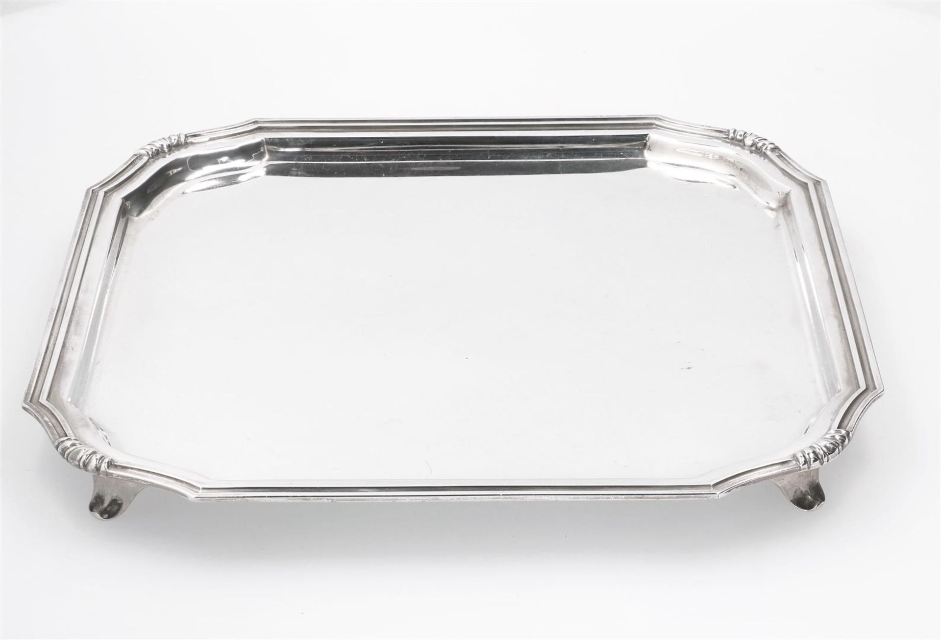 A first grade silver tray with rounded corners, on four legs. Total weight approx. 1050 g. - Bild 2 aus 5