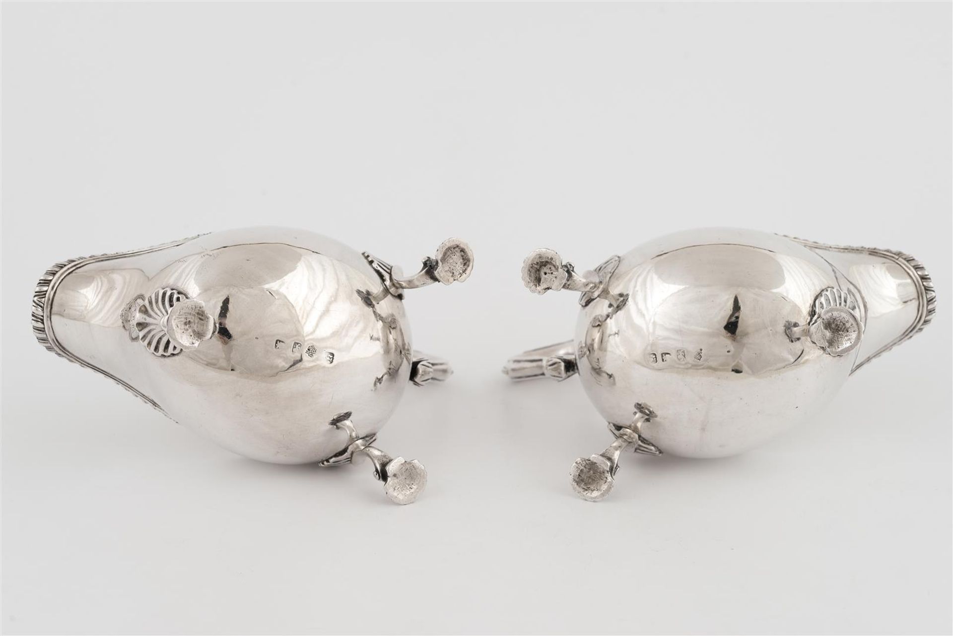 A pair of first grade silver sauce boats on three rocaille feet. London, 1765. Total weight approx. - Bild 4 aus 6