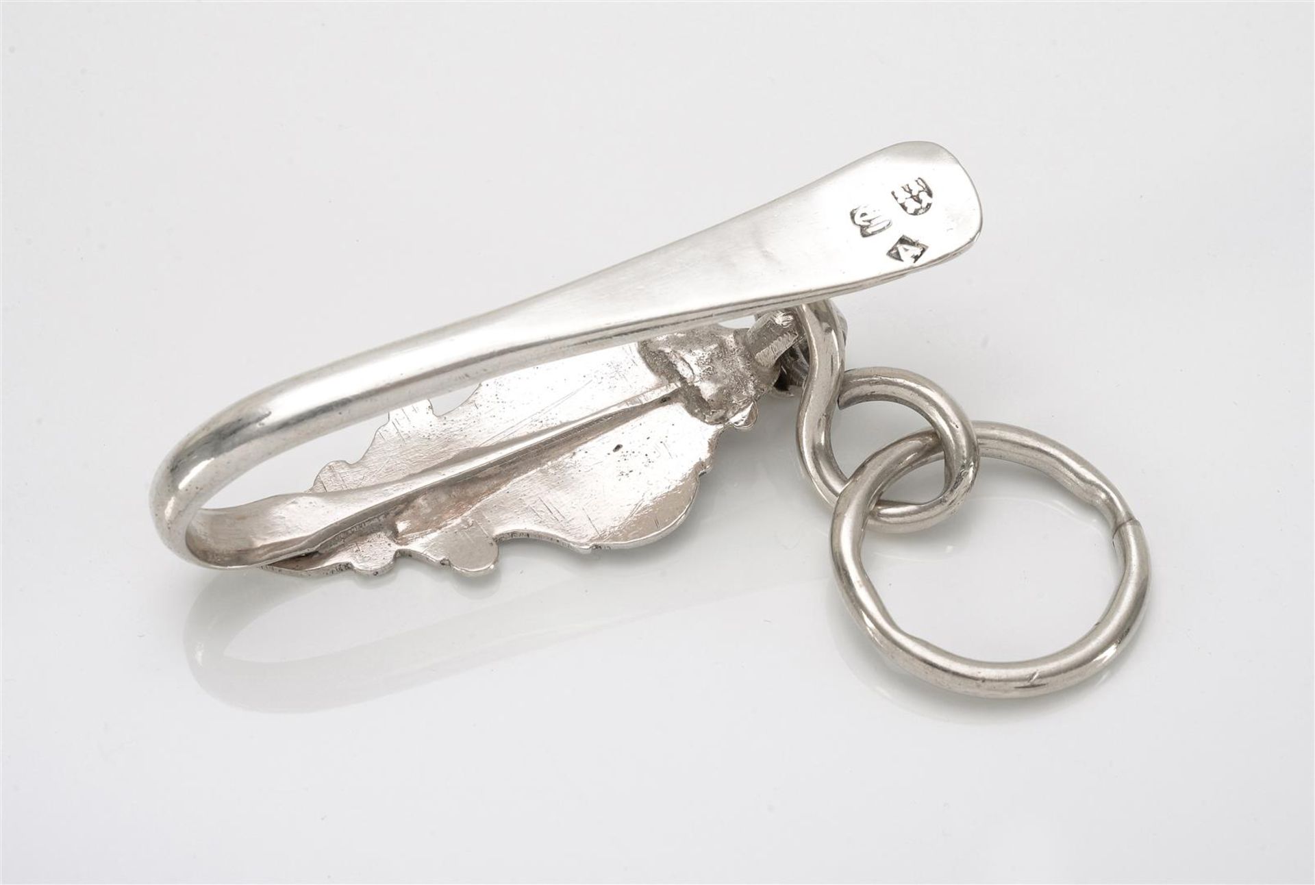 A second grade silver apron hook with engraved decor. Maker's mark Jan van den Berg Sr. Schoonhoven, - Bild 2 aus 3