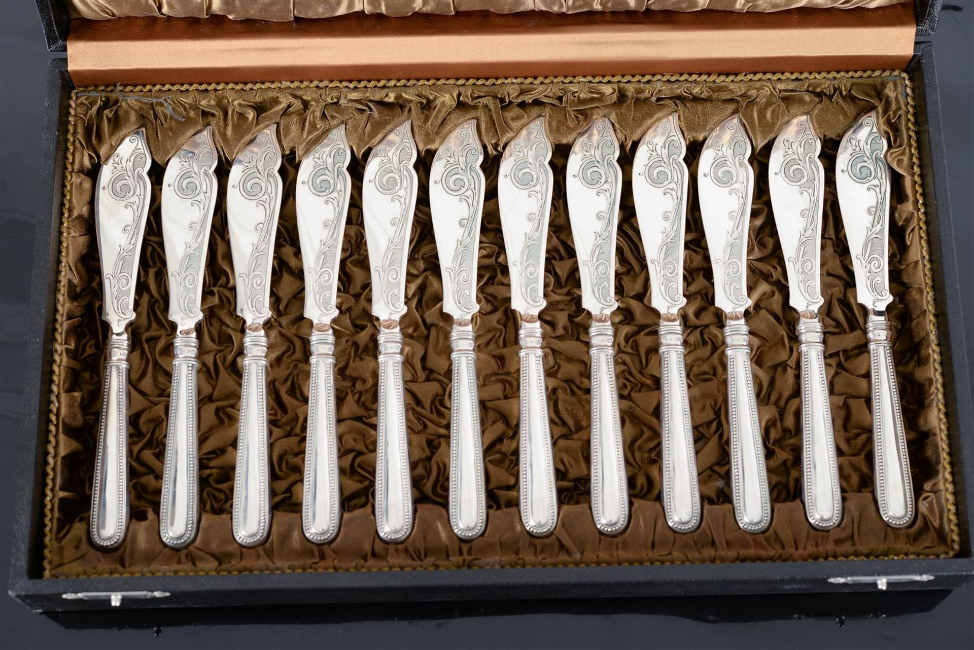 A set of twelve second grade silver fish forks and knives. Van Kempen, Voorschoten, 1891. Total weig - Bild 6 aus 7