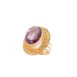 A 14-kt golden filigrain cocktail ring, set with an oval-cut amethyst. Size 57 and 8-1/4. Total weig