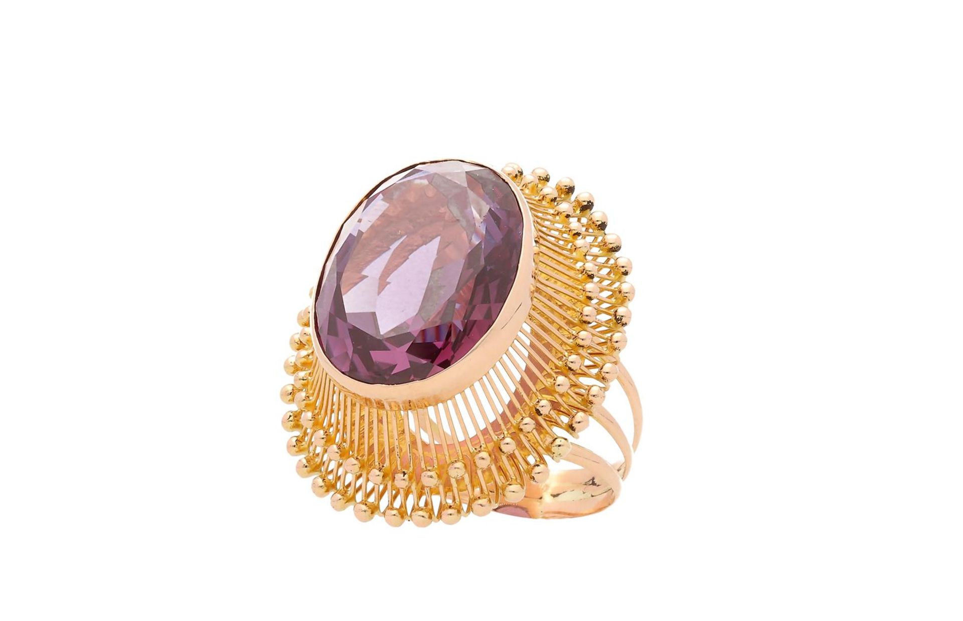 A 14-kt golden filigrain cocktail ring, set with an oval-cut amethyst. Size 57 and 8-1/4. Total weig