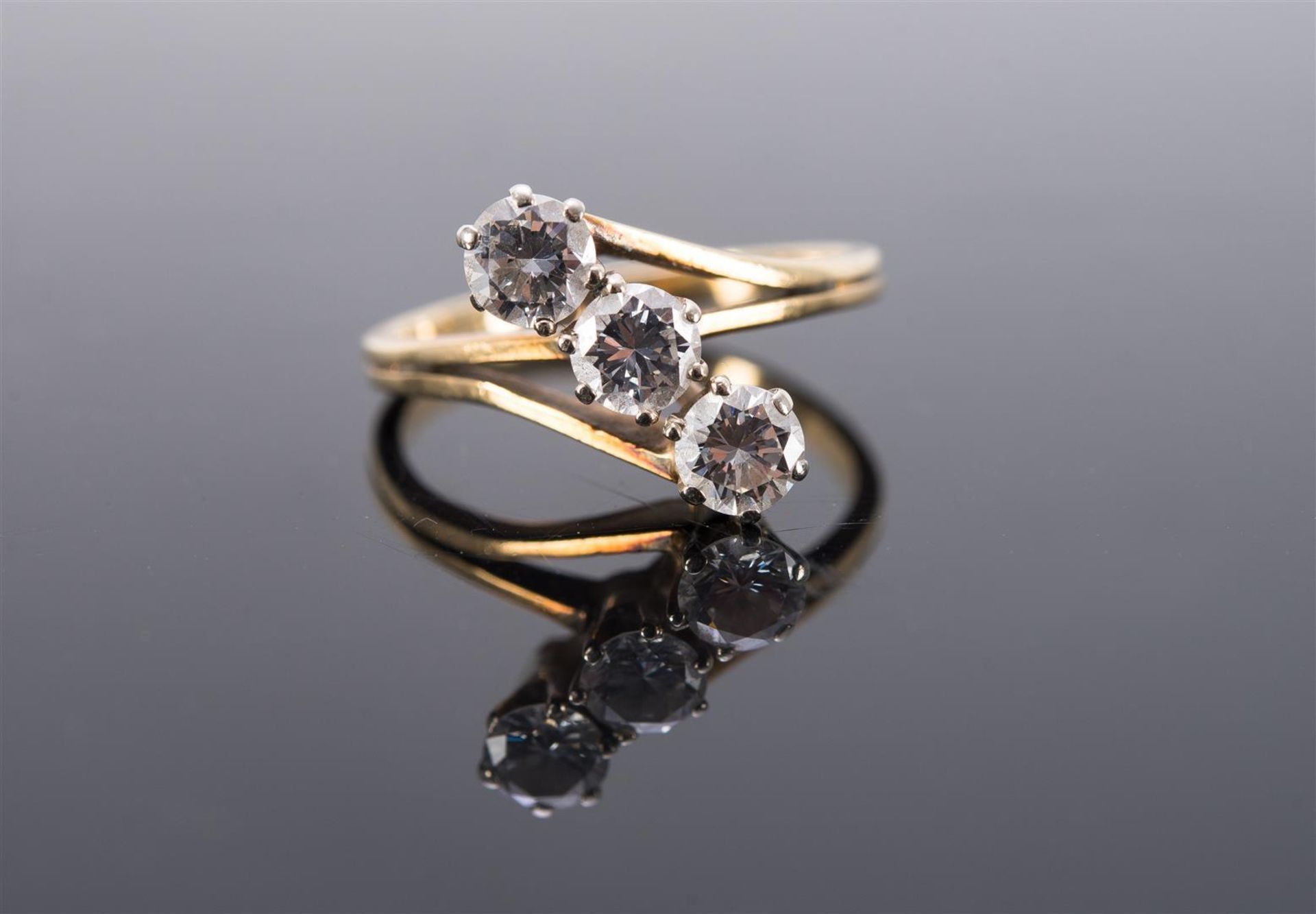 A 14-kt golden ring set with two diamonds of approx. 0.36 ct. each. Size 52 and 5-3/4. Total weight - Bild 3 aus 5