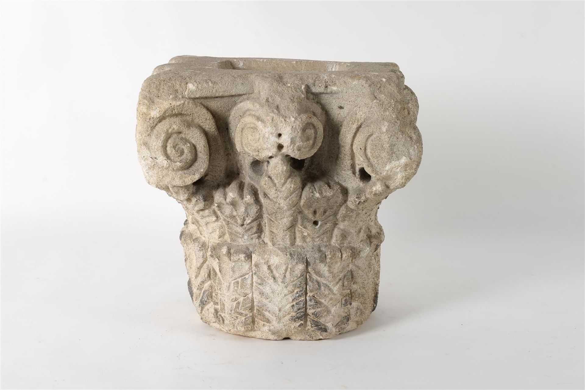 A French Romanesque carved sandstone capital. Approx. 12th/13th century. Provenance: Piasa, Paris. G - Bild 4 aus 5