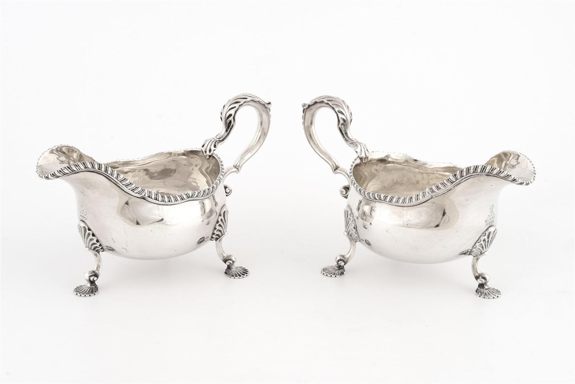A pair of first grade silver sauce boats on three rocaille feet. London, 1765. Total weight approx. - Bild 3 aus 6