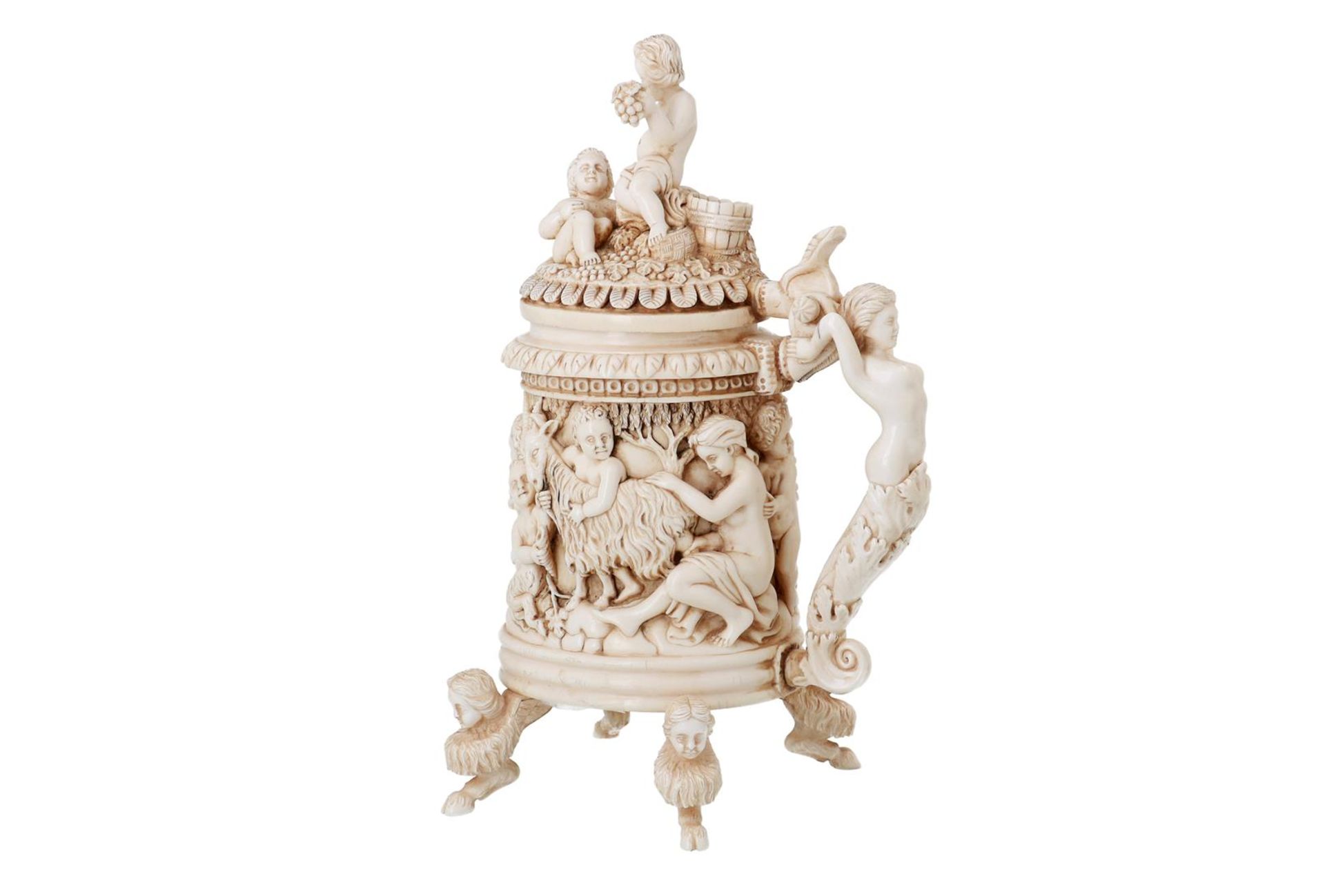 A carved ivory beaker with lid, decorated with putti. France, Dieppe, 19th century. - Bild 2 aus 5