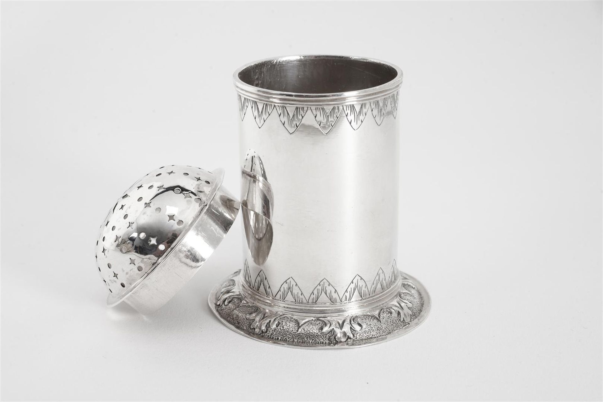 A silver sprinkler. Eduard Elgersma. Leeuwarden, 1740. Total weight approx. 120 g. Provenance: Laseu - Image 2 of 3