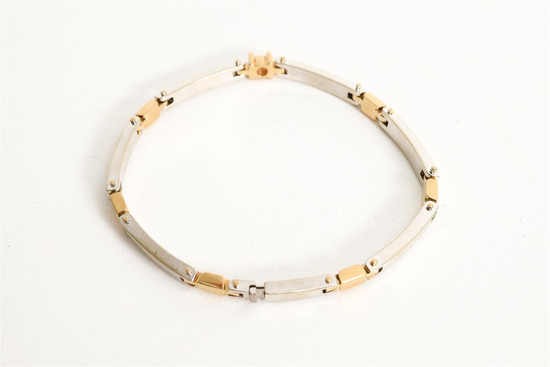 A 14-kt 'Le Chic' bicolor golden bracelet set with a brilliant-cut diamond of approx. 0.07 ct. L. 18 - Bild 4 aus 4