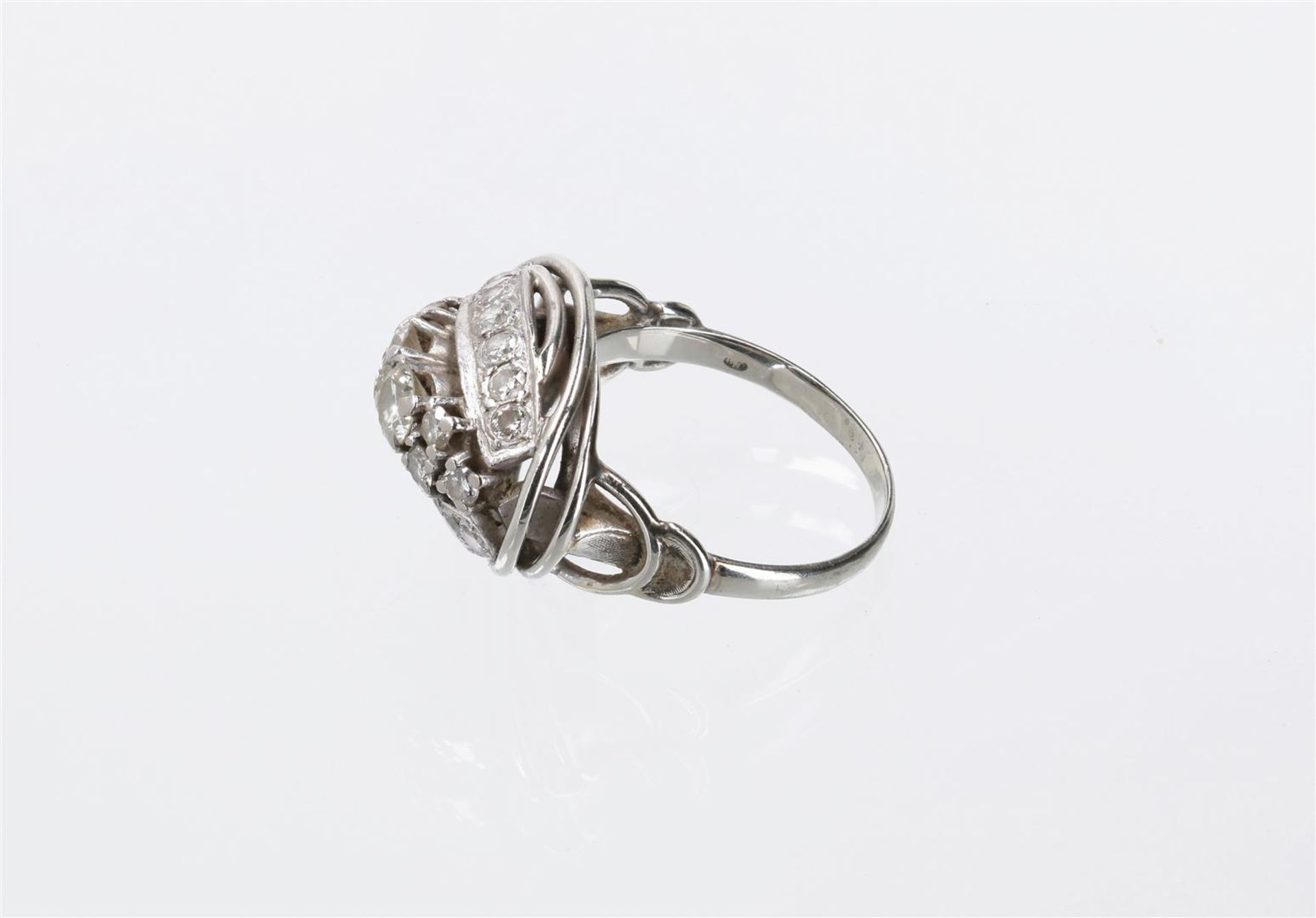 A 14-kt white golden ring, set with 22 diamonds. Size 54 and 6-2/4. Total weight approx. 5.5 g. - Bild 3 aus 3