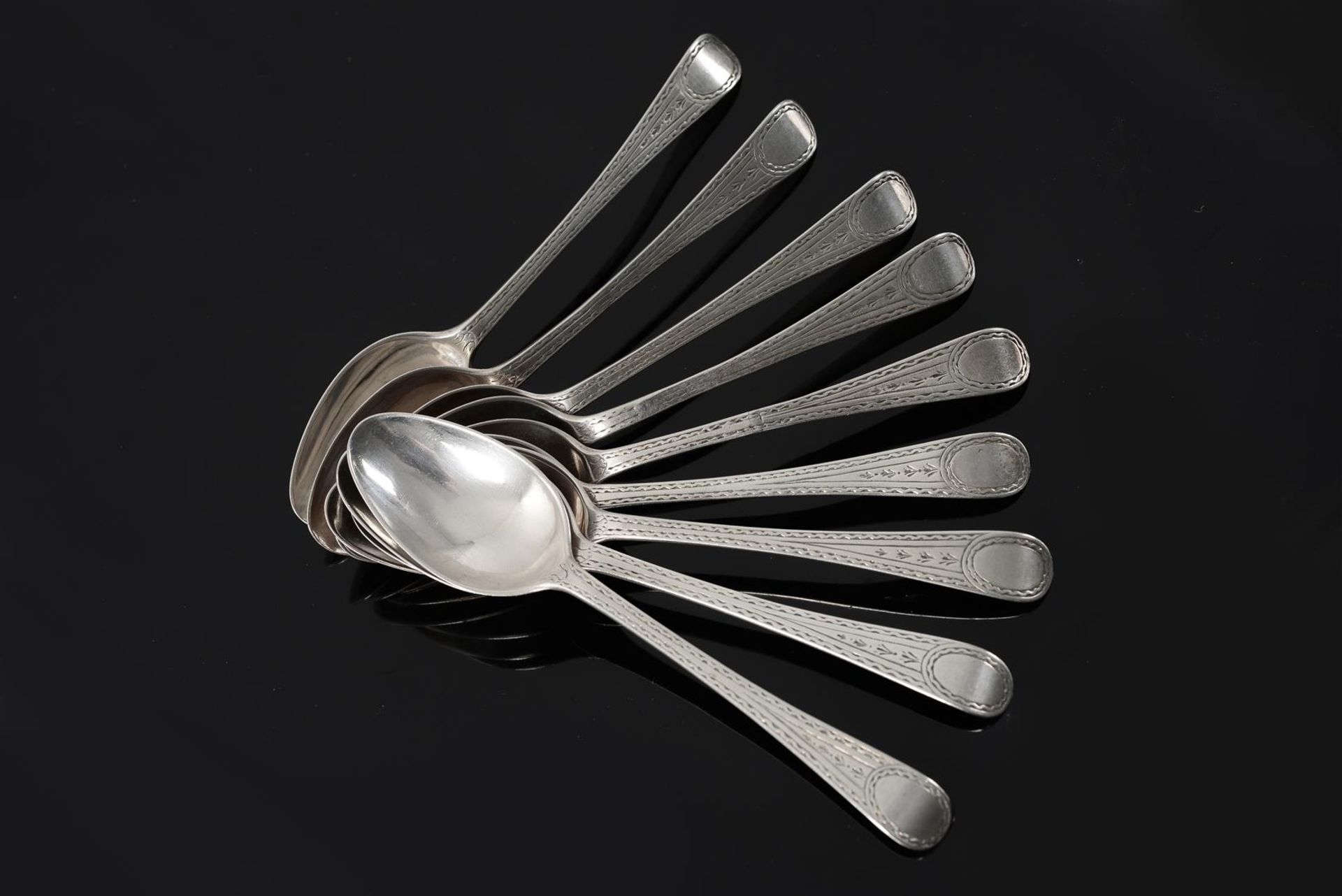 A set of nine second grade silver teaspoons with engraving. Jan Pieter Barbier. Den Haag, 1794. Loui - Bild 2 aus 3