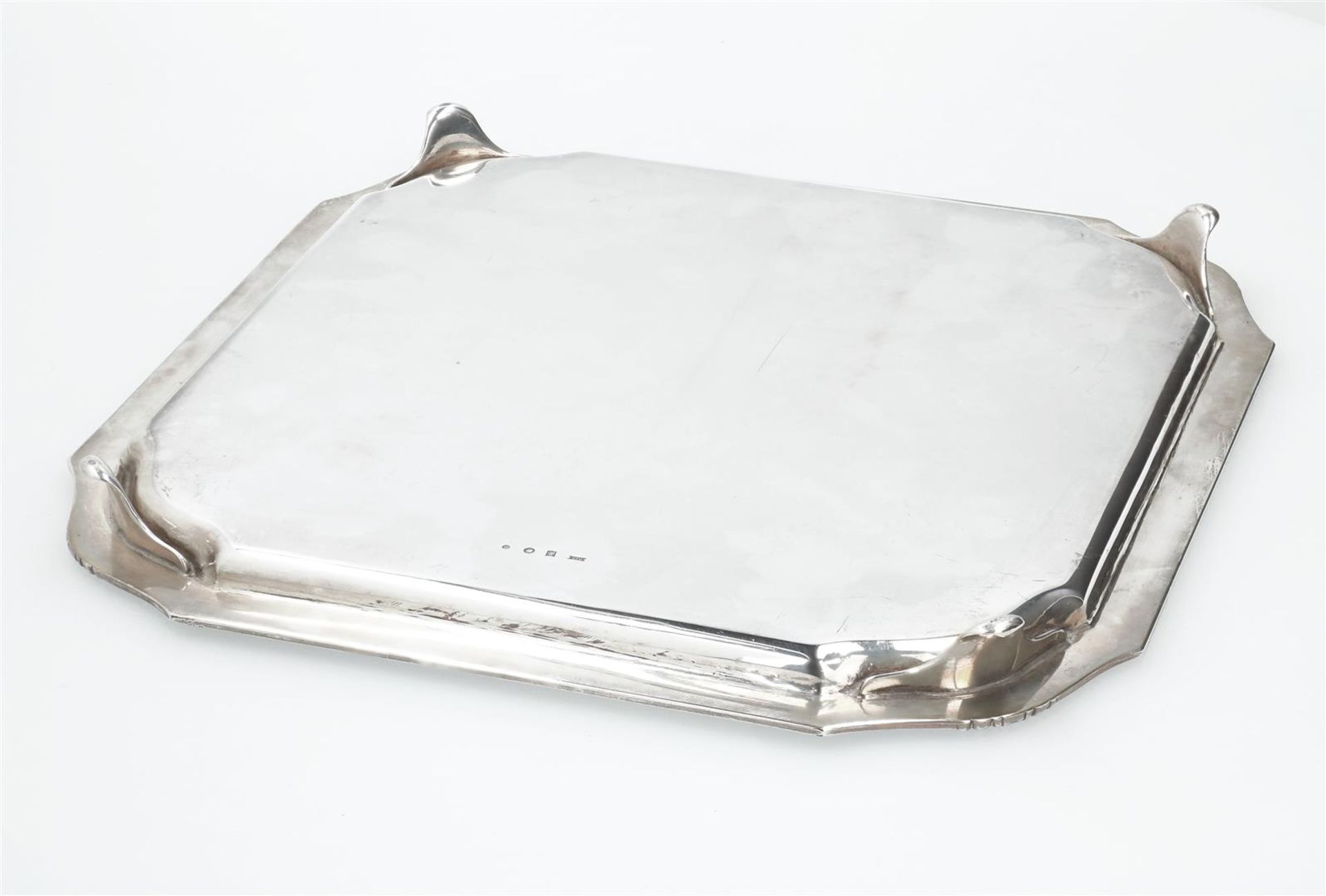 A first grade silver tray with rounded corners, on four legs. Total weight approx. 1050 g. - Bild 4 aus 5