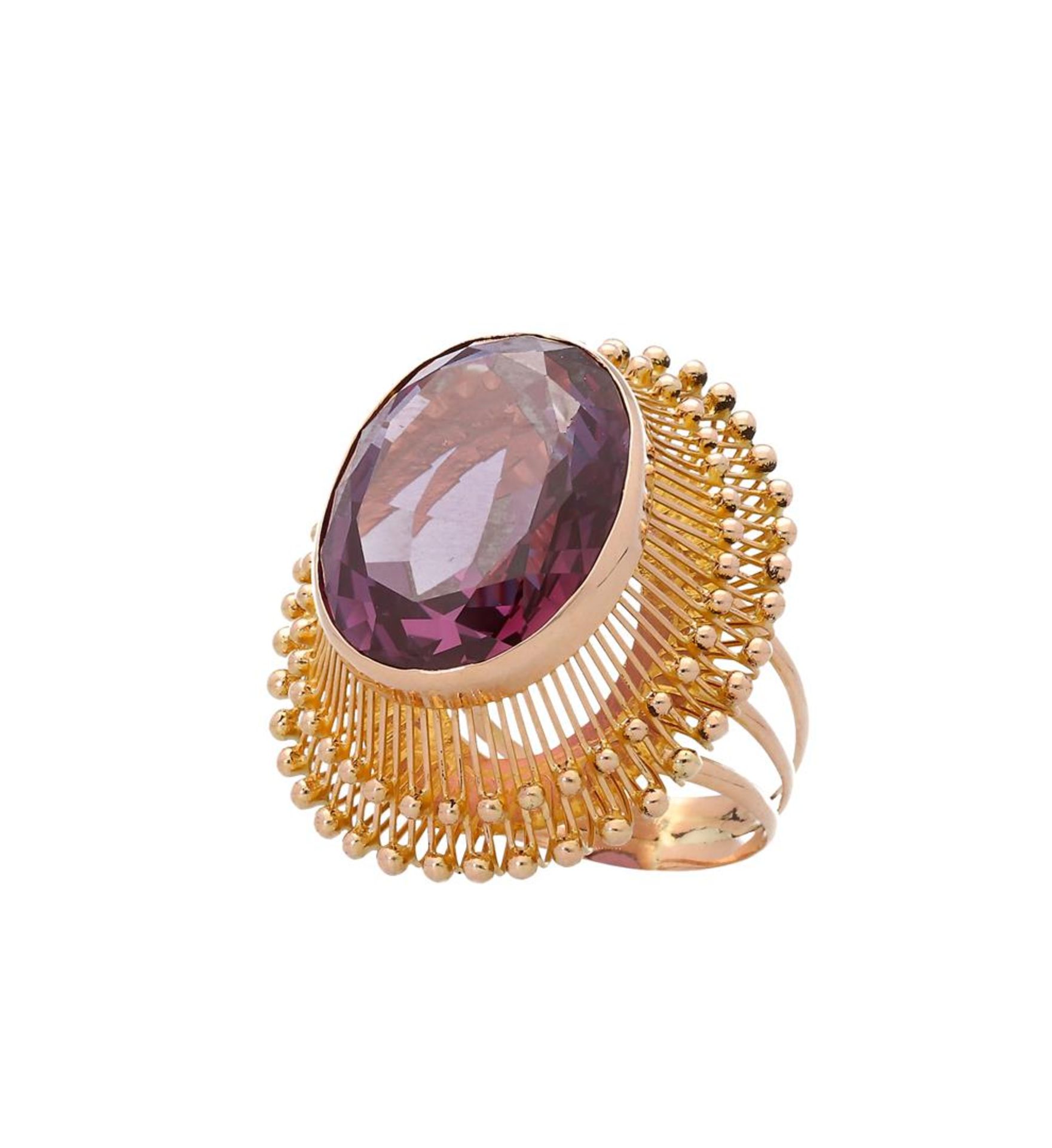 A 14-kt golden filigrain cocktail ring, set with an oval-cut amethyst. Size 57 and 8-1/4. Total weig - Bild 2 aus 3