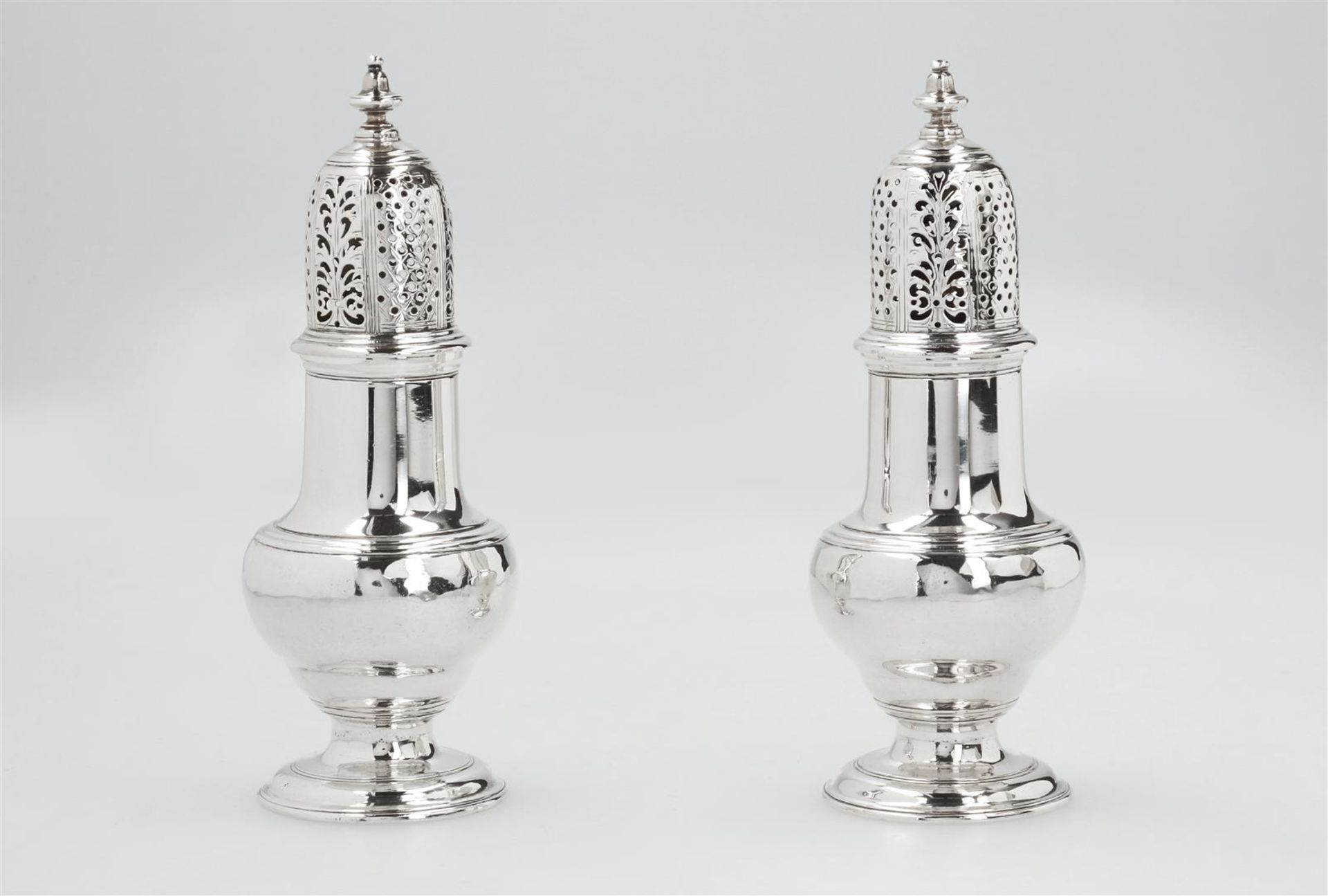 A pair of first grade silver sprinklers. Samuel Wood. London, 1749. Total weight approx. 357 g. - Bild 6 aus 6