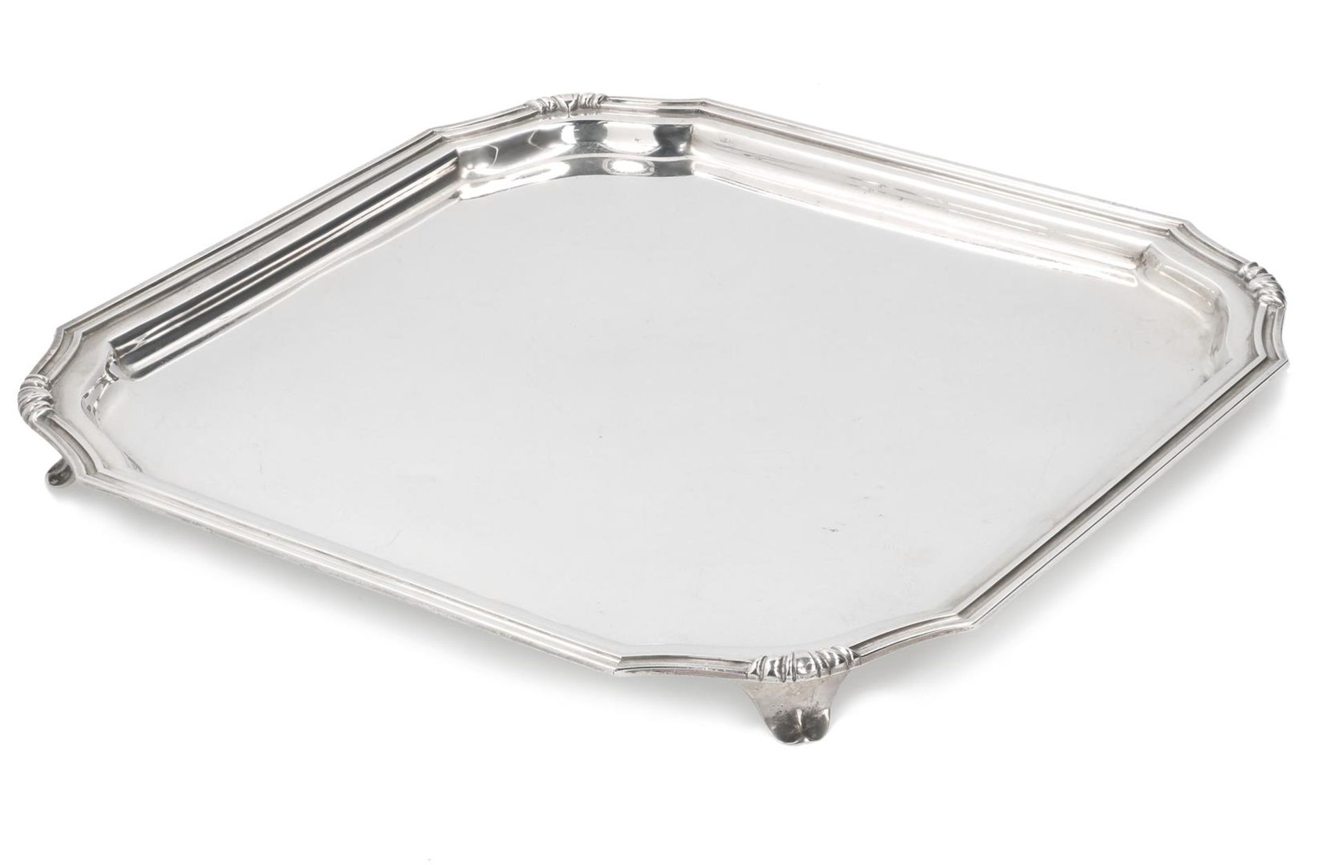 A first grade silver tray with rounded corners, on four legs. Total weight approx. 1050 g. - Bild 3 aus 5