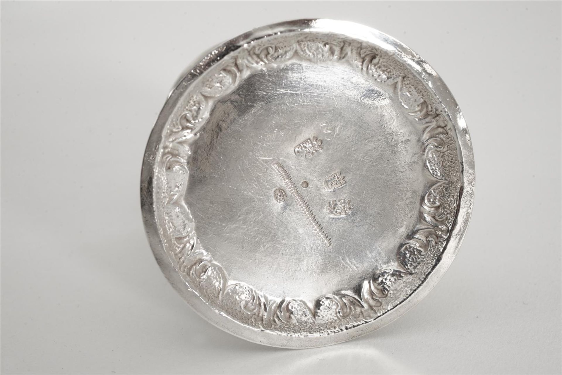 A silver sprinkler. Eduard Elgersma. Leeuwarden, 1740. Total weight approx. 120 g. Provenance: Laseu - Bild 3 aus 3