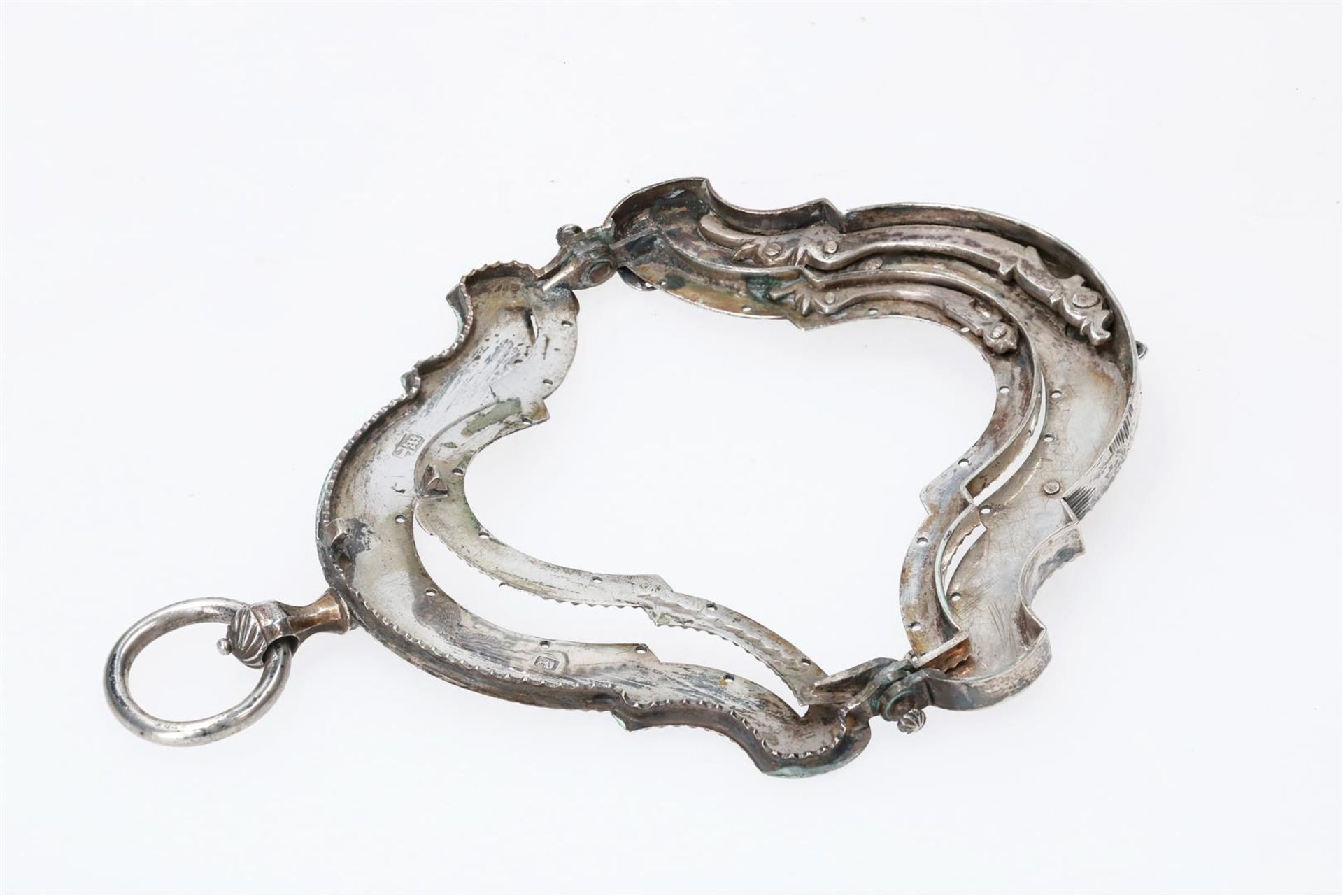 A silver bag handle. The ring is mounted on a twisted shell shape. Louis XVI. Jan Oranje. Middelburg - Image 3 of 5