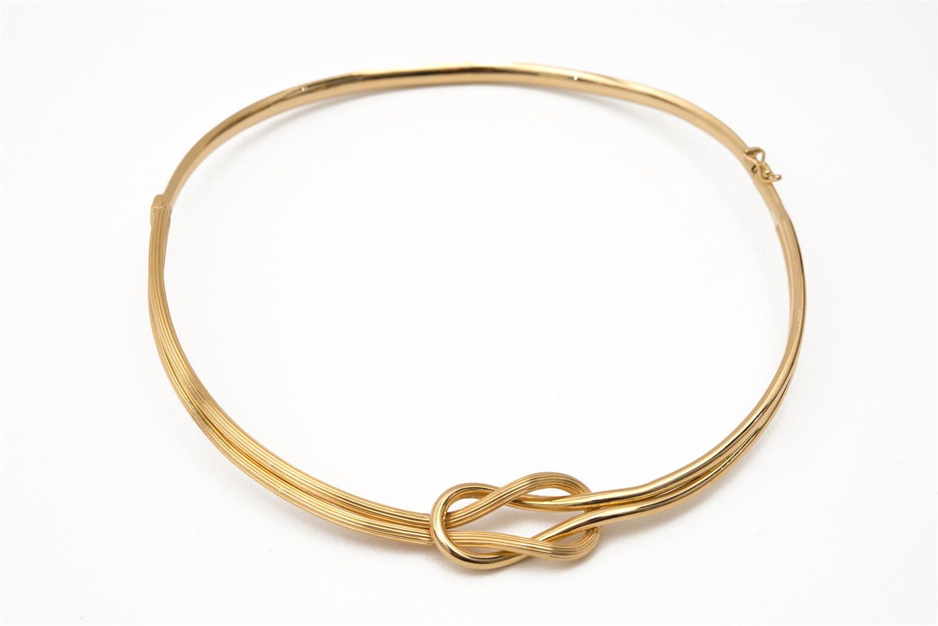 An infinity knot 18-kt golden choker with matching bracelet and a pair of ear clips. Total weight ap - Image 4 of 4