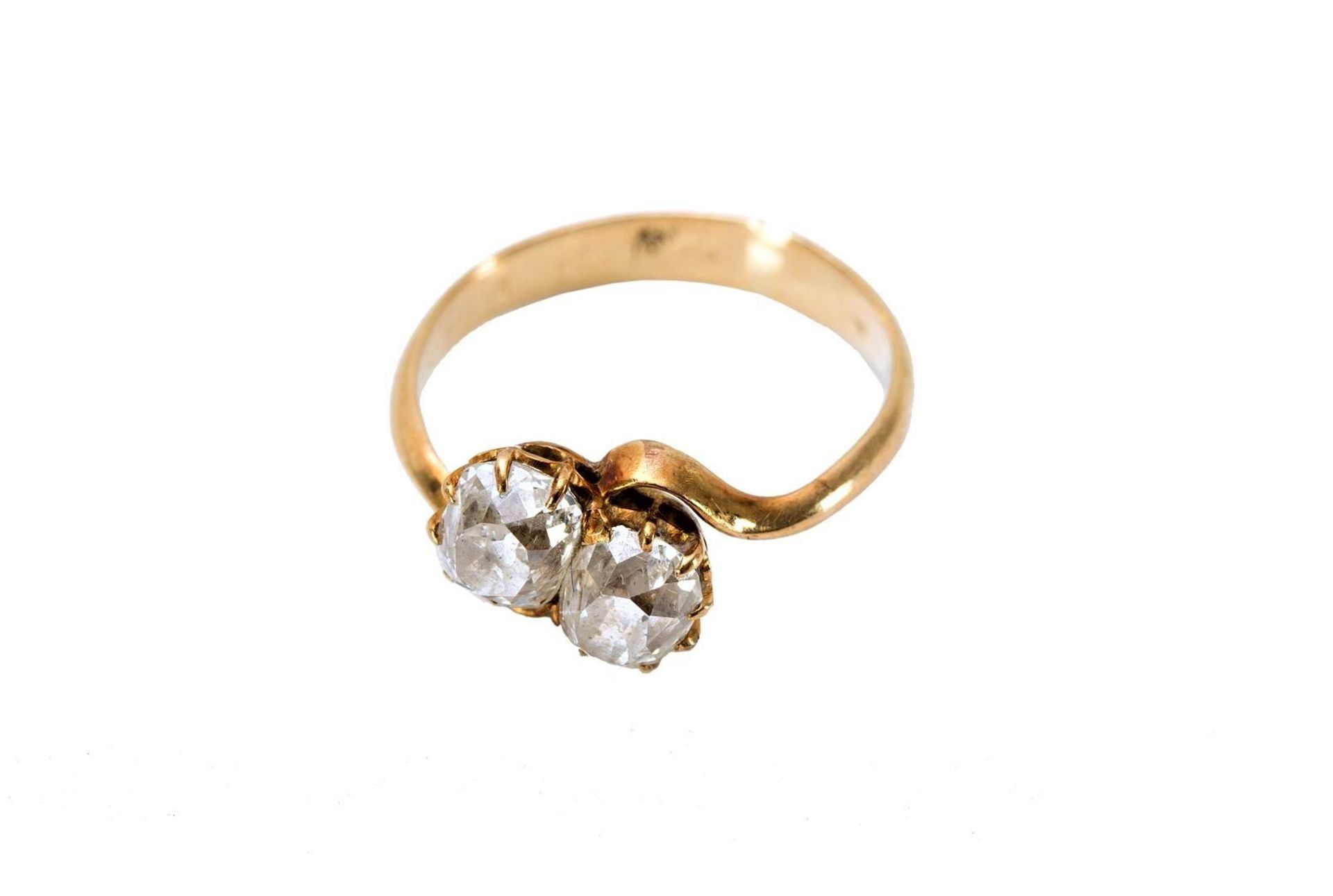 A 14-kt golden ring set with two diamonds of approx. 0.36 ct. each. Size 52 and 5-3/4. Total weight - Bild 2 aus 5