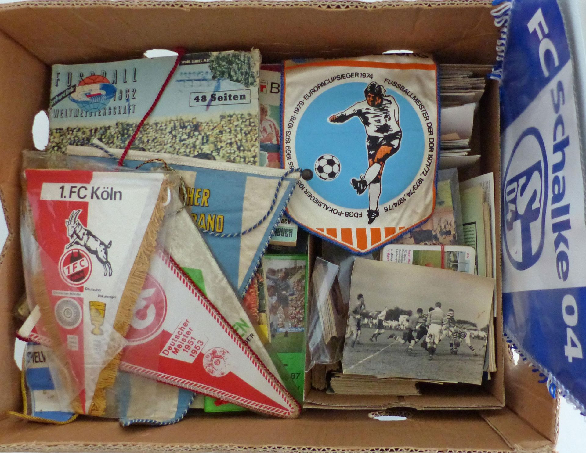 WUKI Fußball Großer Karton mit Bildern, Büchern, Wimpel, Fotos, AK's u. Sammelbilder II- - -23.