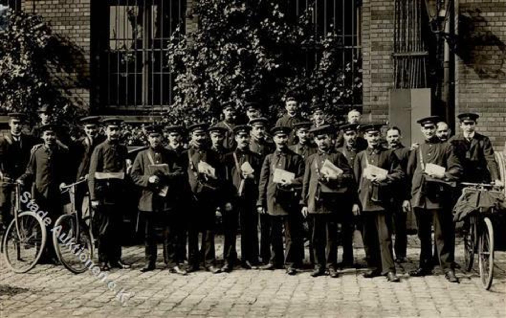 Duisburg (4100) Mitarbeiter des Postamts 1911 IDieses Los wird in einer online-Auktion ohne Publikum