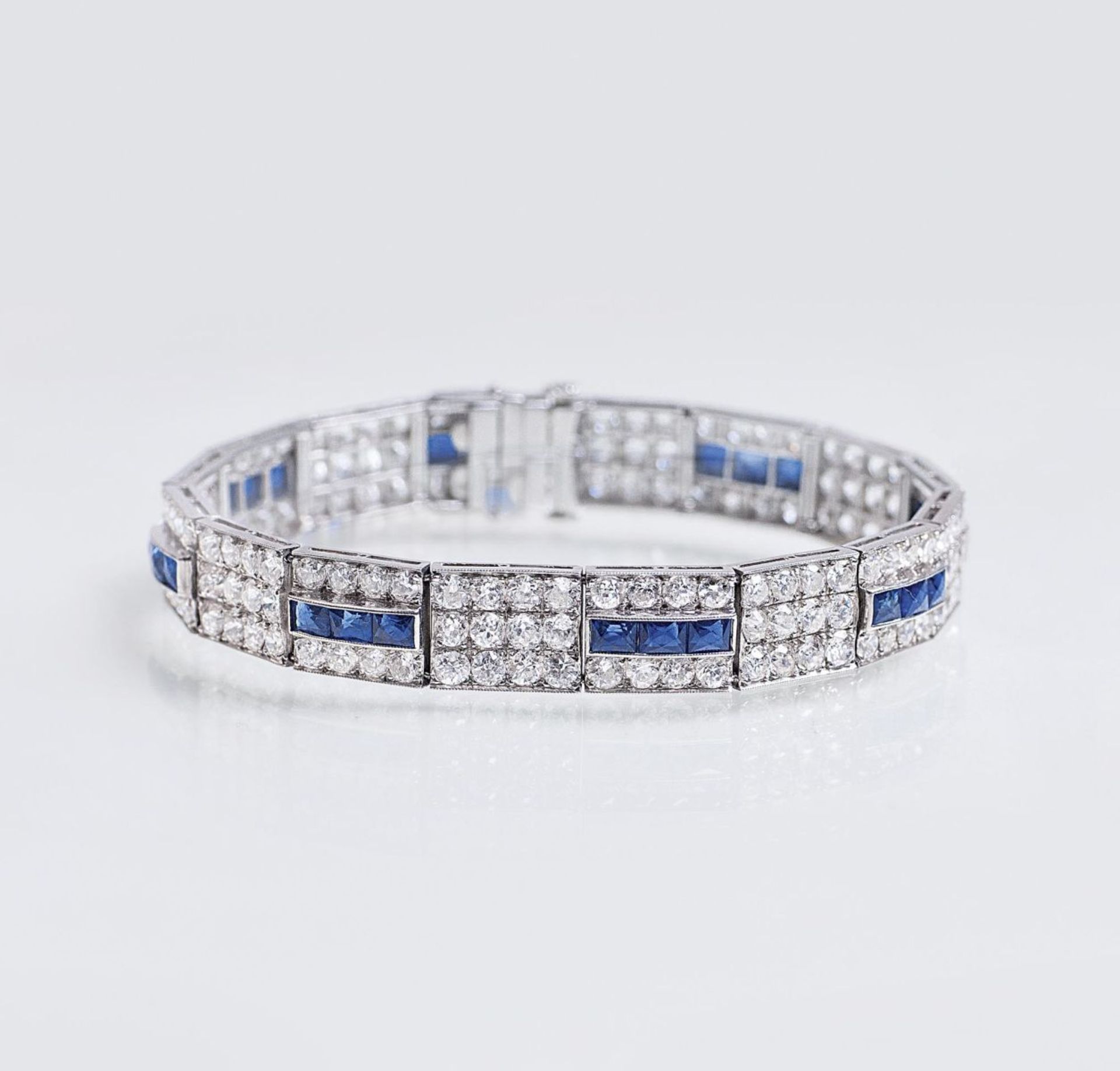 A Highcarat Art-déco Diamond Sapphire BraceletAround 1920. All around in pavé and prong settings 160 - Bild 2 aus 2