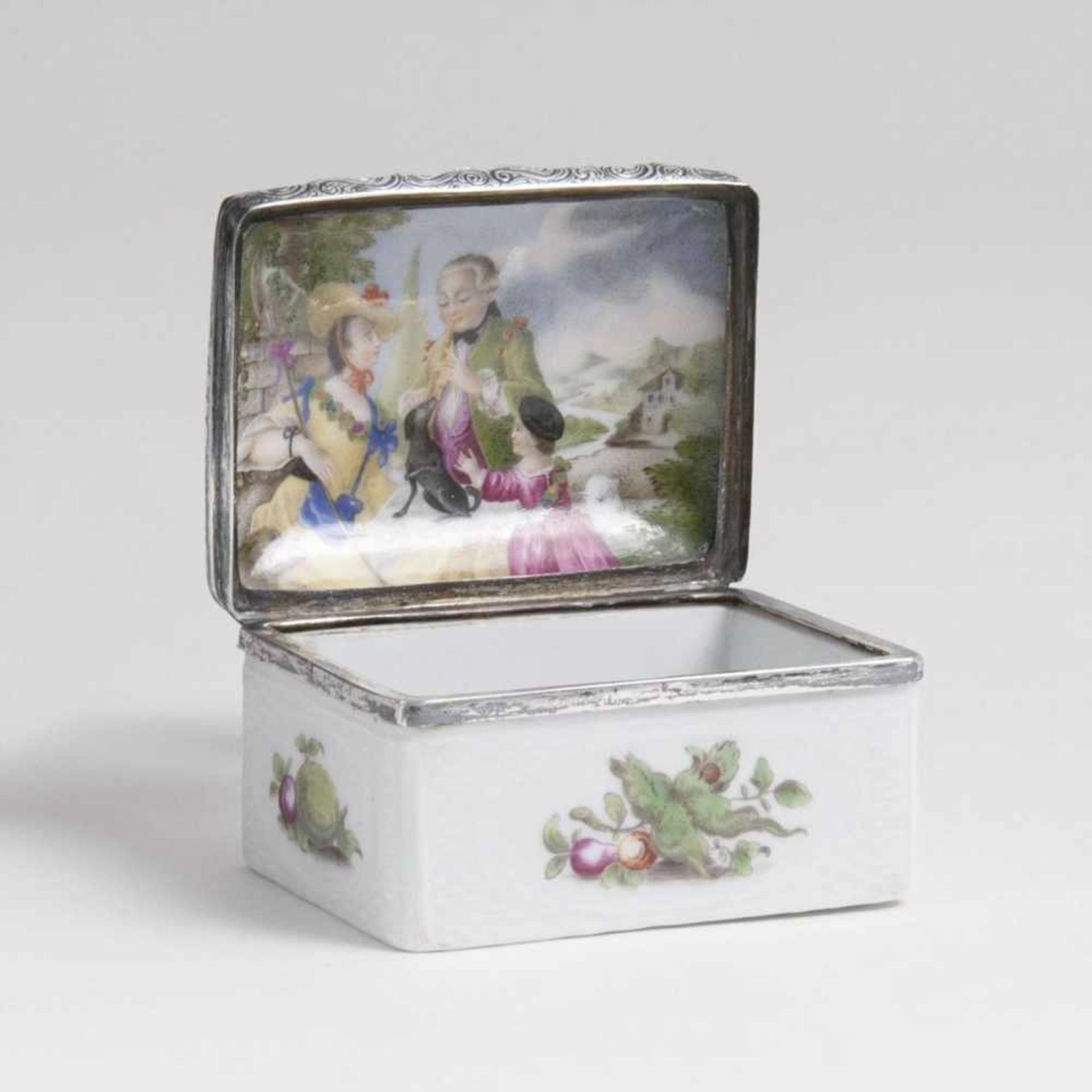 A rare Copenhagen Snuff Box with Flowers and Pastoral SceneRoyal Copenhagen, around 1780. Porcelain.