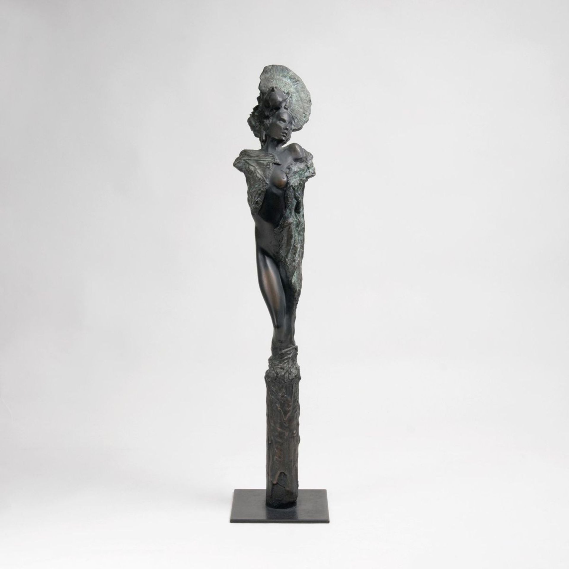 Görg, Jürgen(Dernbach/Westerwald 1951)A Figure 'Fan'1993. Bronze with dark patina, partially with
