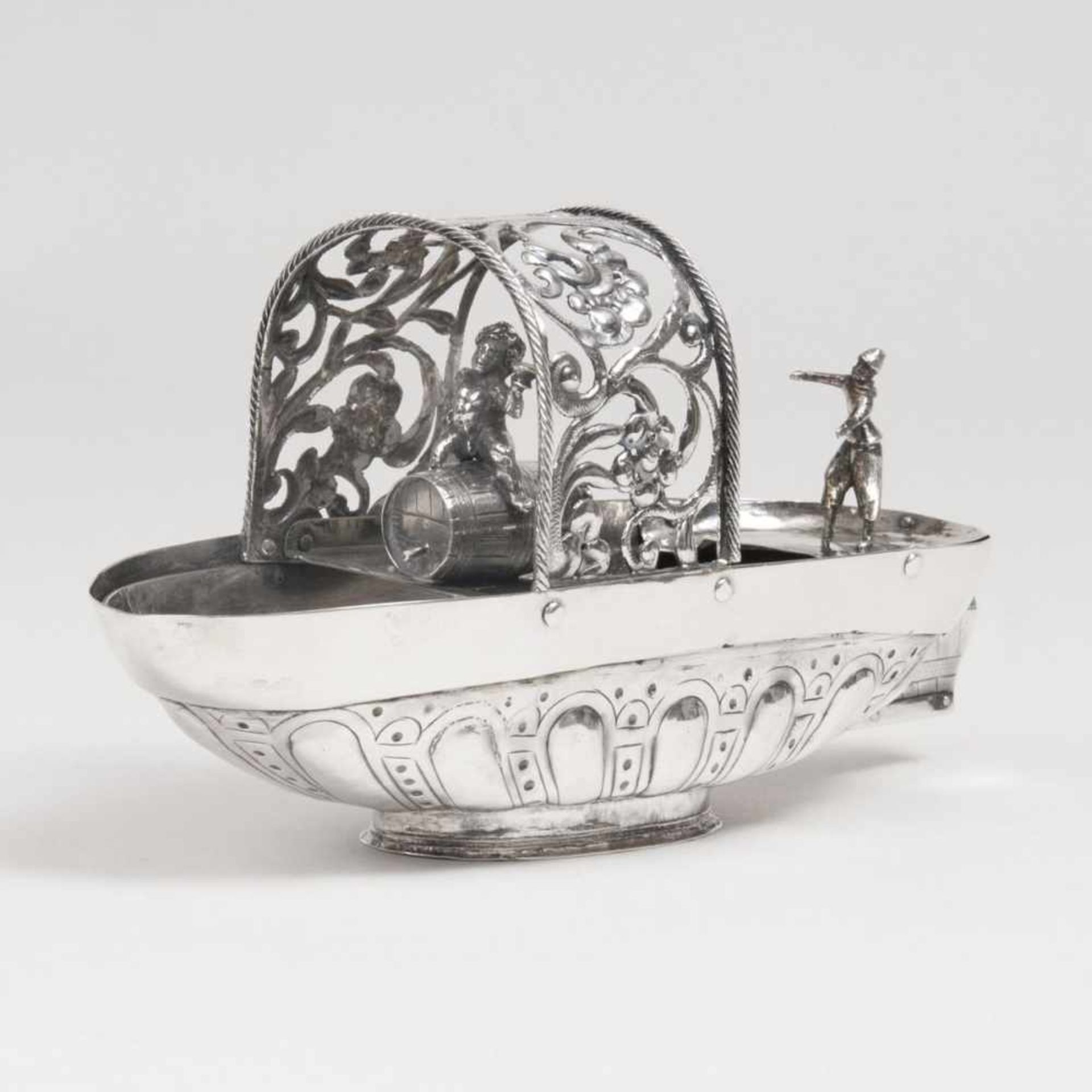 A Baroque Drinking Bowl18./19th cent. Silver. Above oval stand the bowl with relief-ornaments.