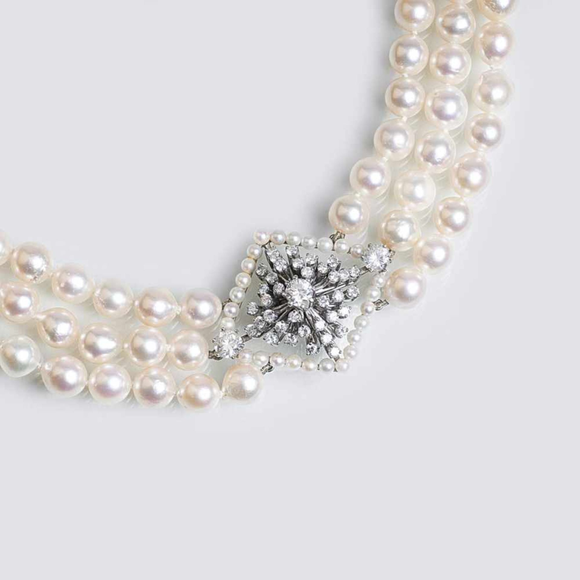 A Vintage Pearl Necklace with highcarat diamondsAround 1960/70. Centre piece 14 ct. white gold,
